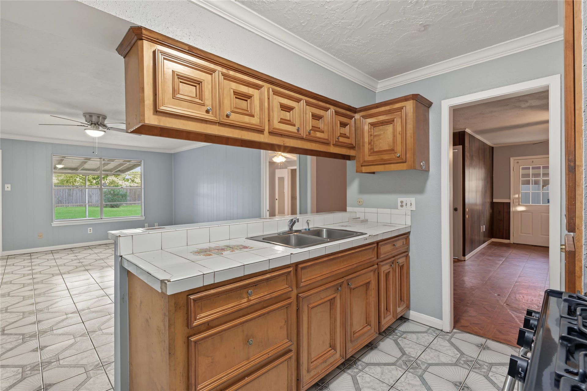 7510 Baneway Drive, Houston, TX 77072 Breakfast bar, double kitchen sinks, lots of natural light