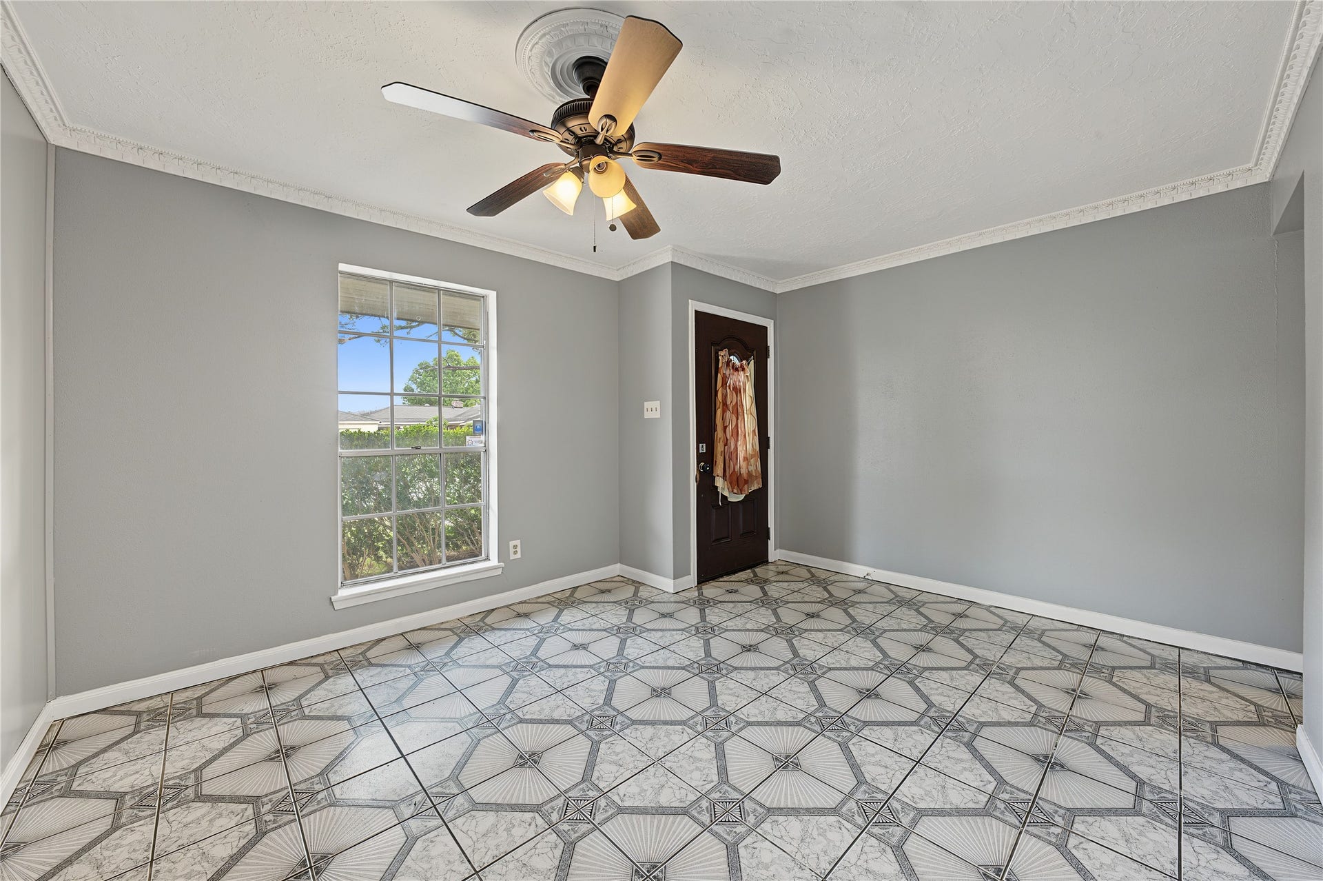 7510 Baneway Drive, Houston, TX 77072 Inviting living space ready for your personal touch.
