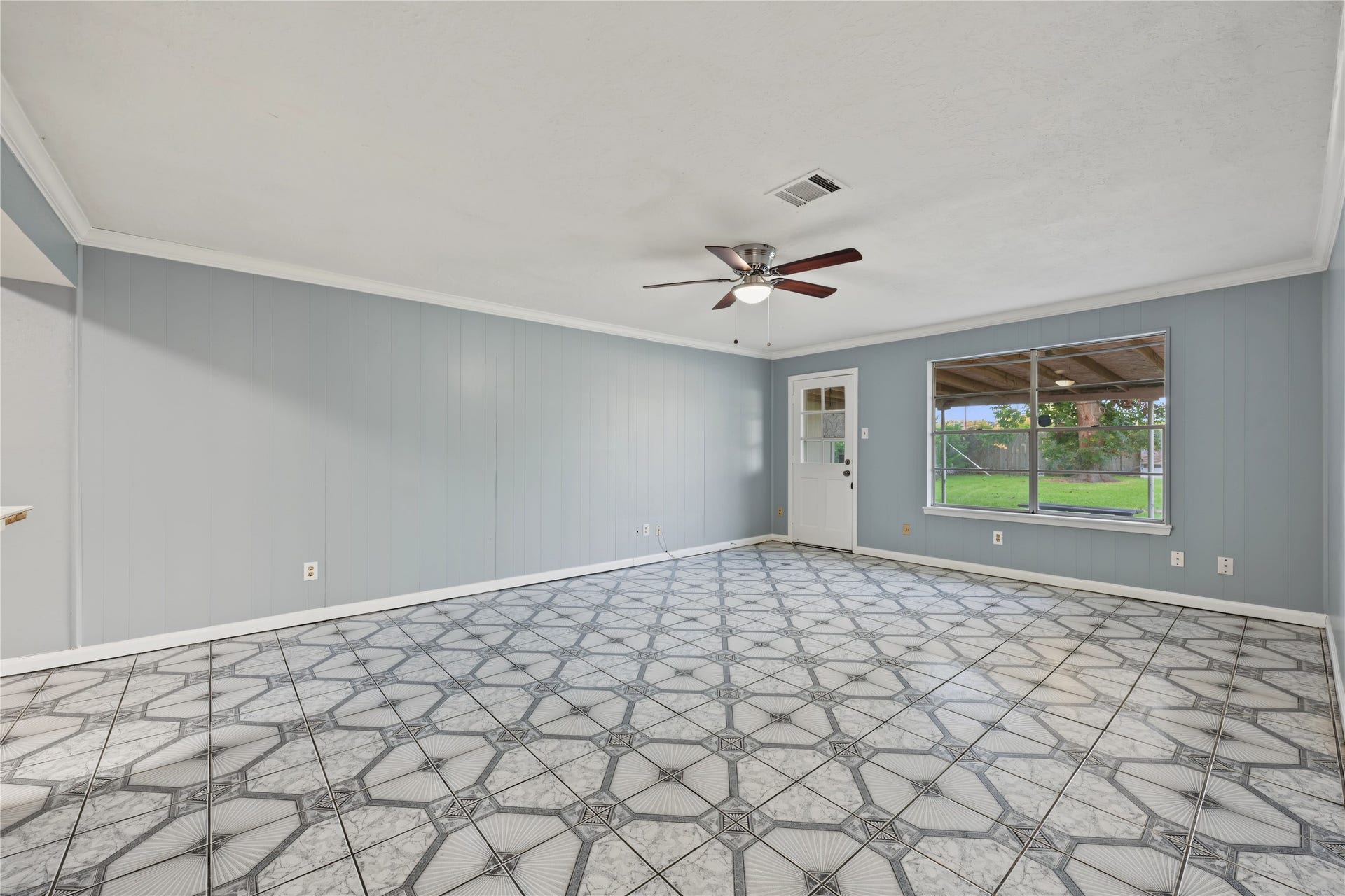 7510 Baneway Drive, Houston, TX 77072 Lots of natural light