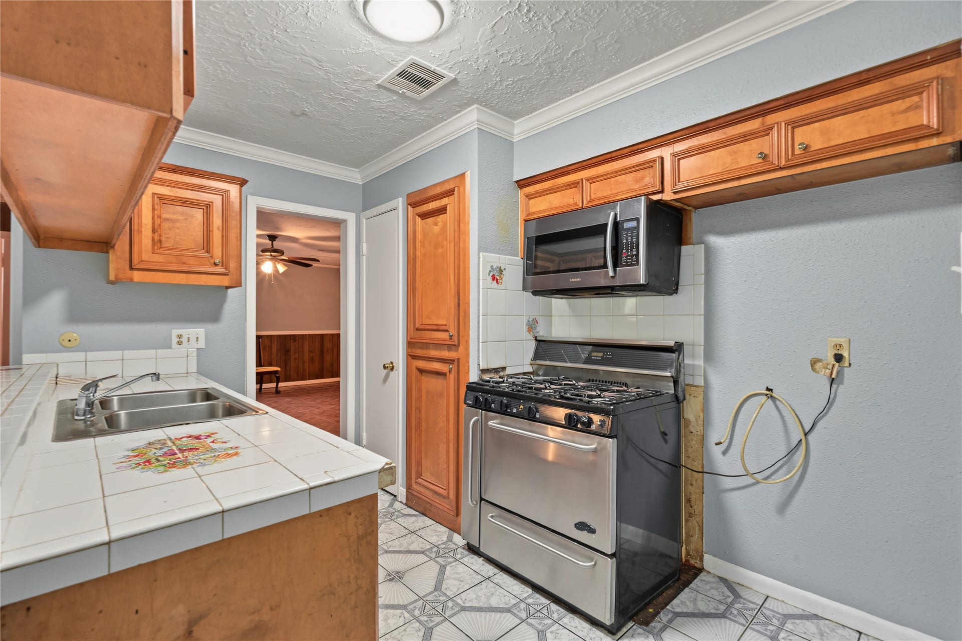 7510 Baneway Drive, Houston, TX 77072 Extra large gas range. Double sinks