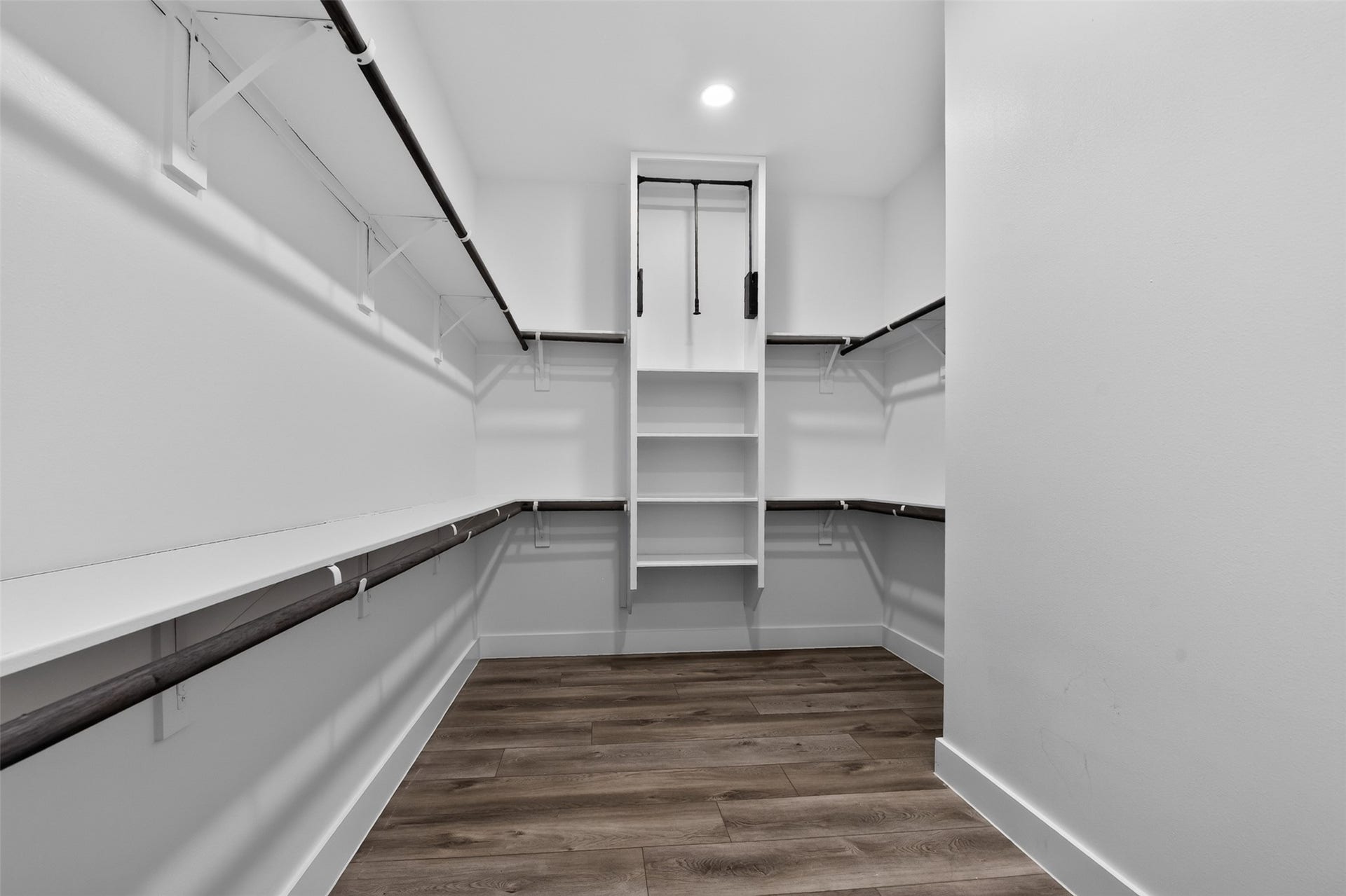 2911 Wichita Street, Houston, TX 77004 Enjoy the luxury of a spacious walk-in closet designed with functionality and style in mind, providing ample room for effortless organization and a beautiful wardrobe.