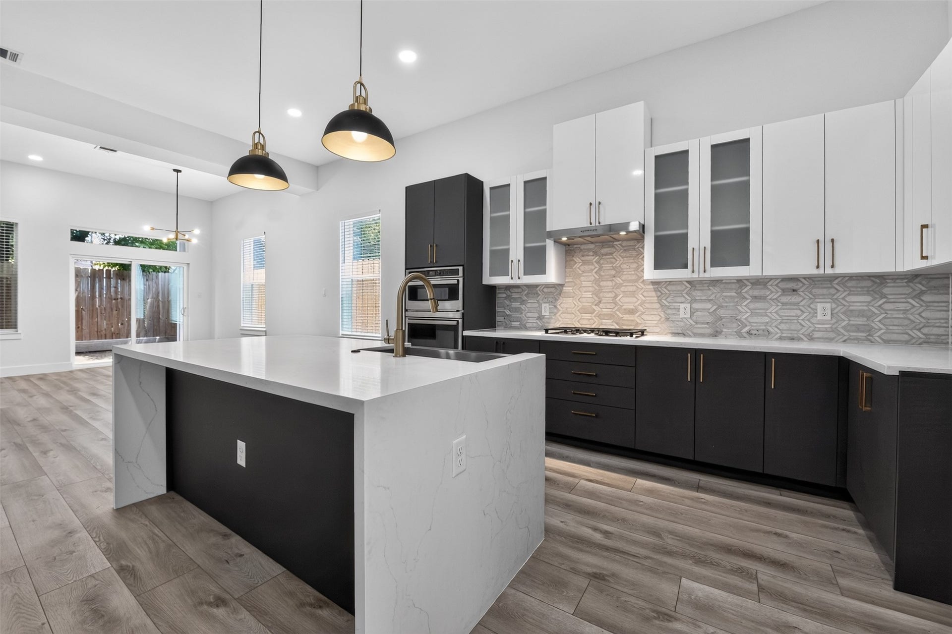2911 Wichita Street, Houston, TX 77004 A light-filled kitchen where style meets function, complete with stainless steel appliances, an oversized entertaining island, and a classic farmhouse sink.