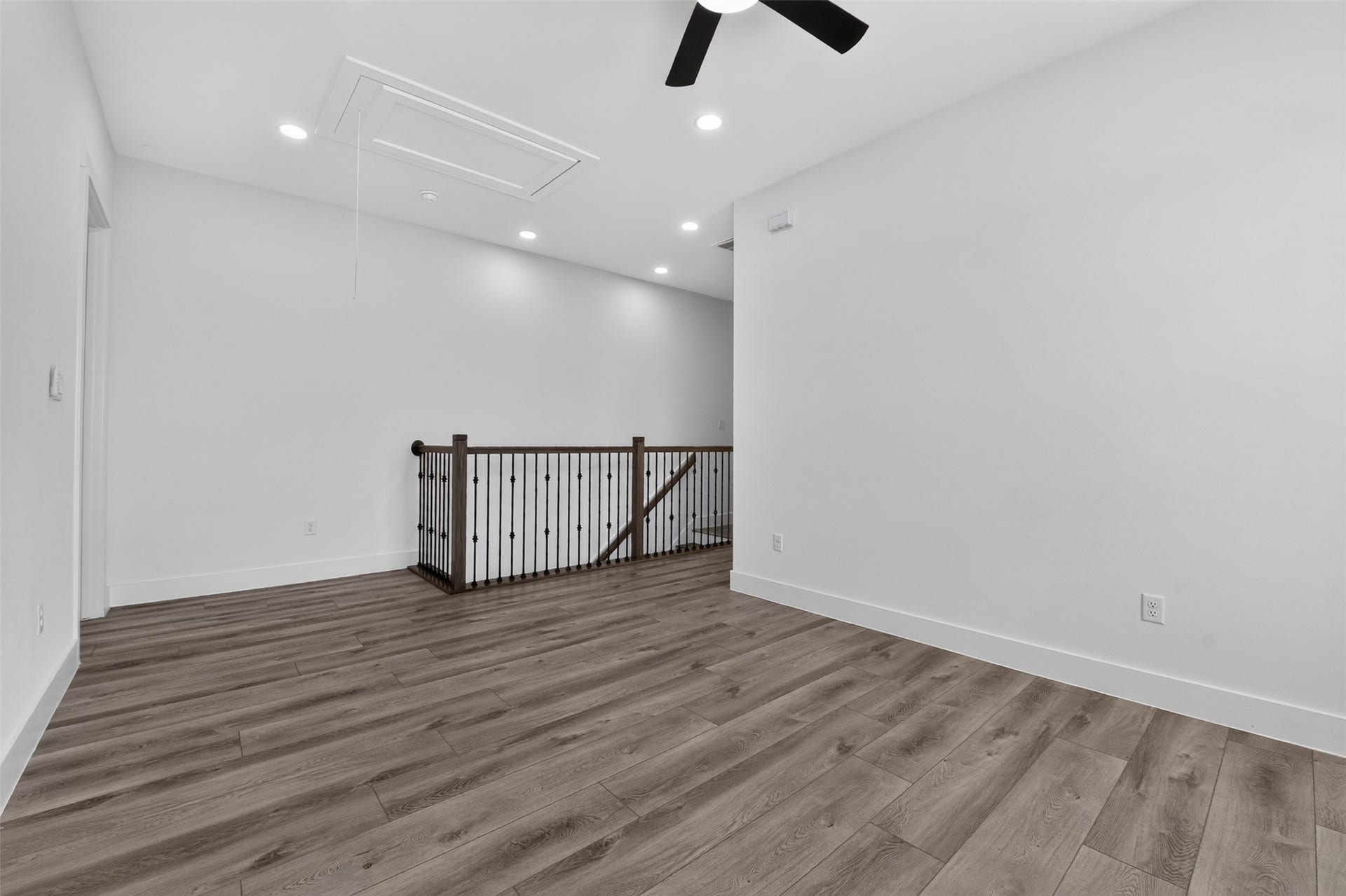 2911 Wichita Street, Houston, TX 77004 Perfectly suited for movie nights, playtime, working from home, or creating a personalized retreat, versatility meets comfort in this spacious flex room.