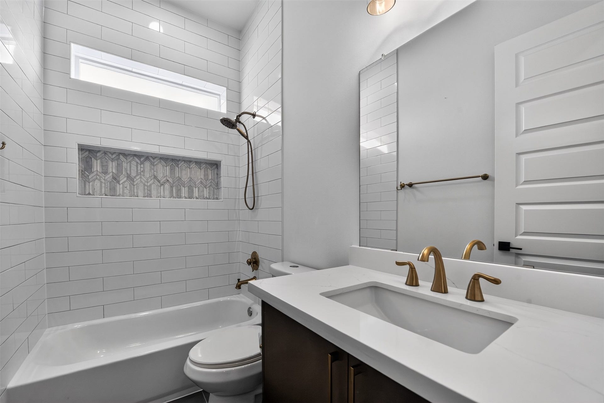 2911 Wichita Street, Houston, TX 77004 Like new and thoughtfully finished, the polished one of two secondary baths was designed with both style and function in mind, featuring luxurious quartz counters, a refined vanity, and a versatile tub-shower combination.