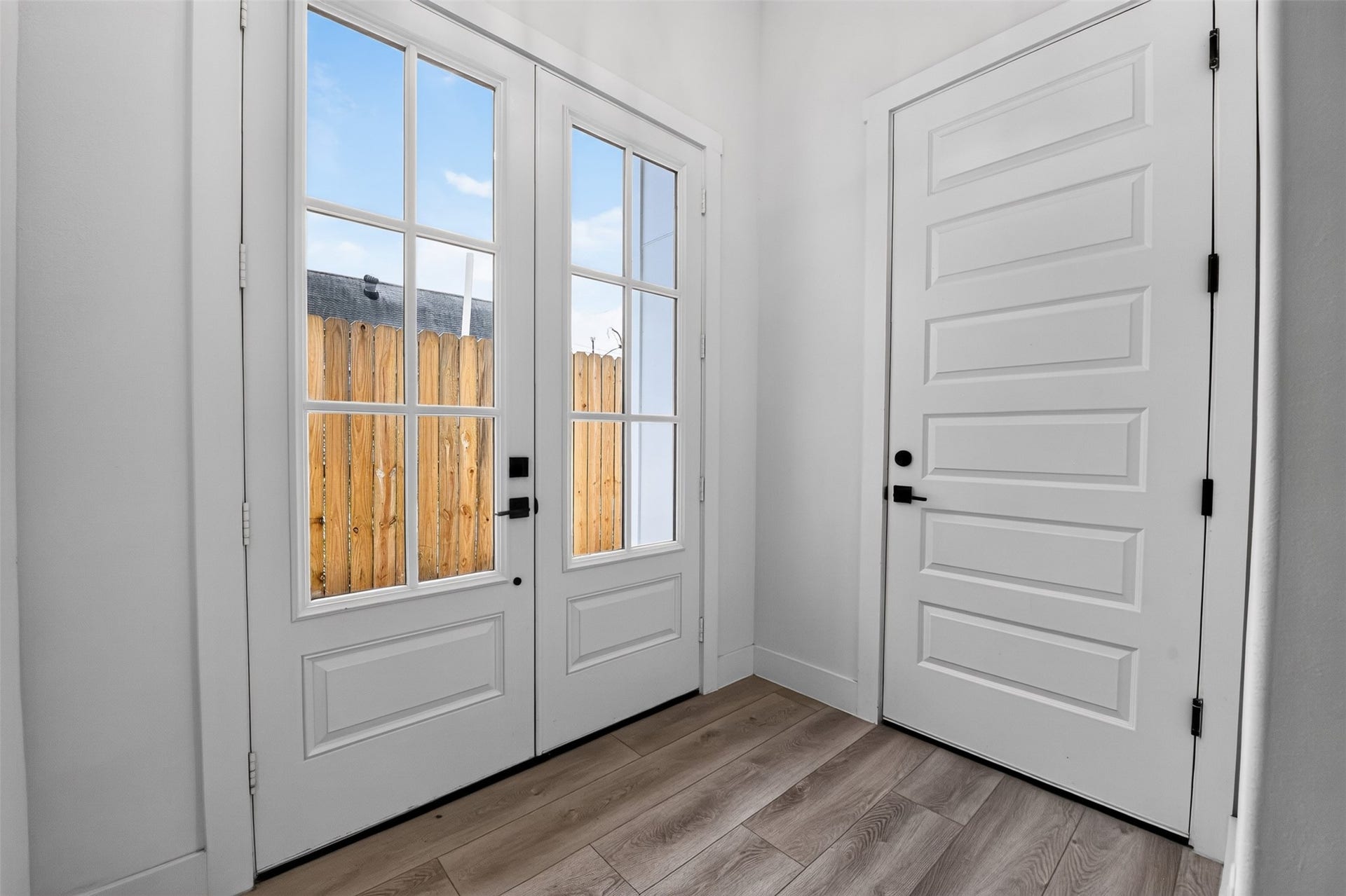 2911 Wichita Street, Houston, TX 77004 A welcoming arrival space offers a gracious first impression, with convenient access to the attached two-car garage and private driveway just beyond.