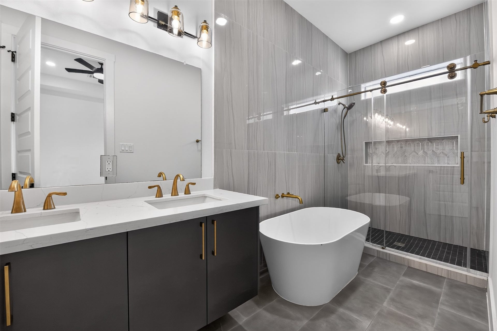 2911 Wichita Street, Houston, TX 77004 Indulge in a spa-inspired primary bath featuring dual vanities, a relaxing soaking tub, and an oversized walk-in shower.