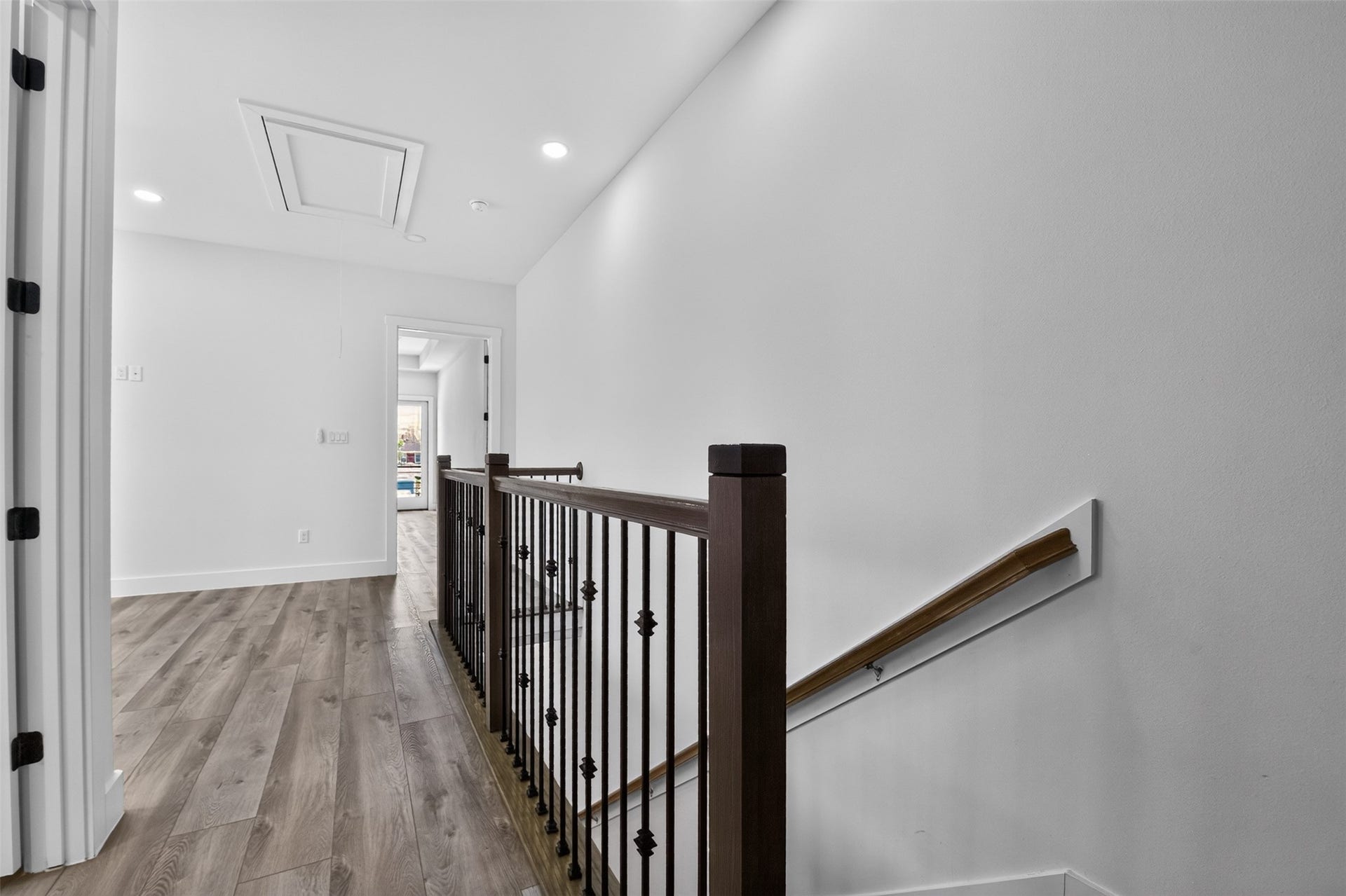 2911 Wichita Street, Houston, TX 77004 An elegant transition between spaces, this second-floor corridor provides easy access to the private primary retreat, the secondary bedrooms, and the bright flex space.