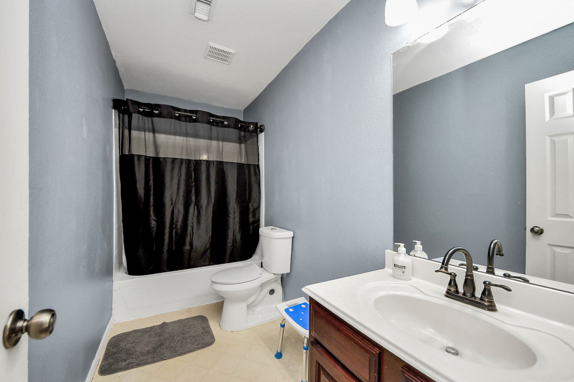 7903 Barnes Ridge Lane, Houston, TX 77072 Full Secondary Bathroom Upstairs