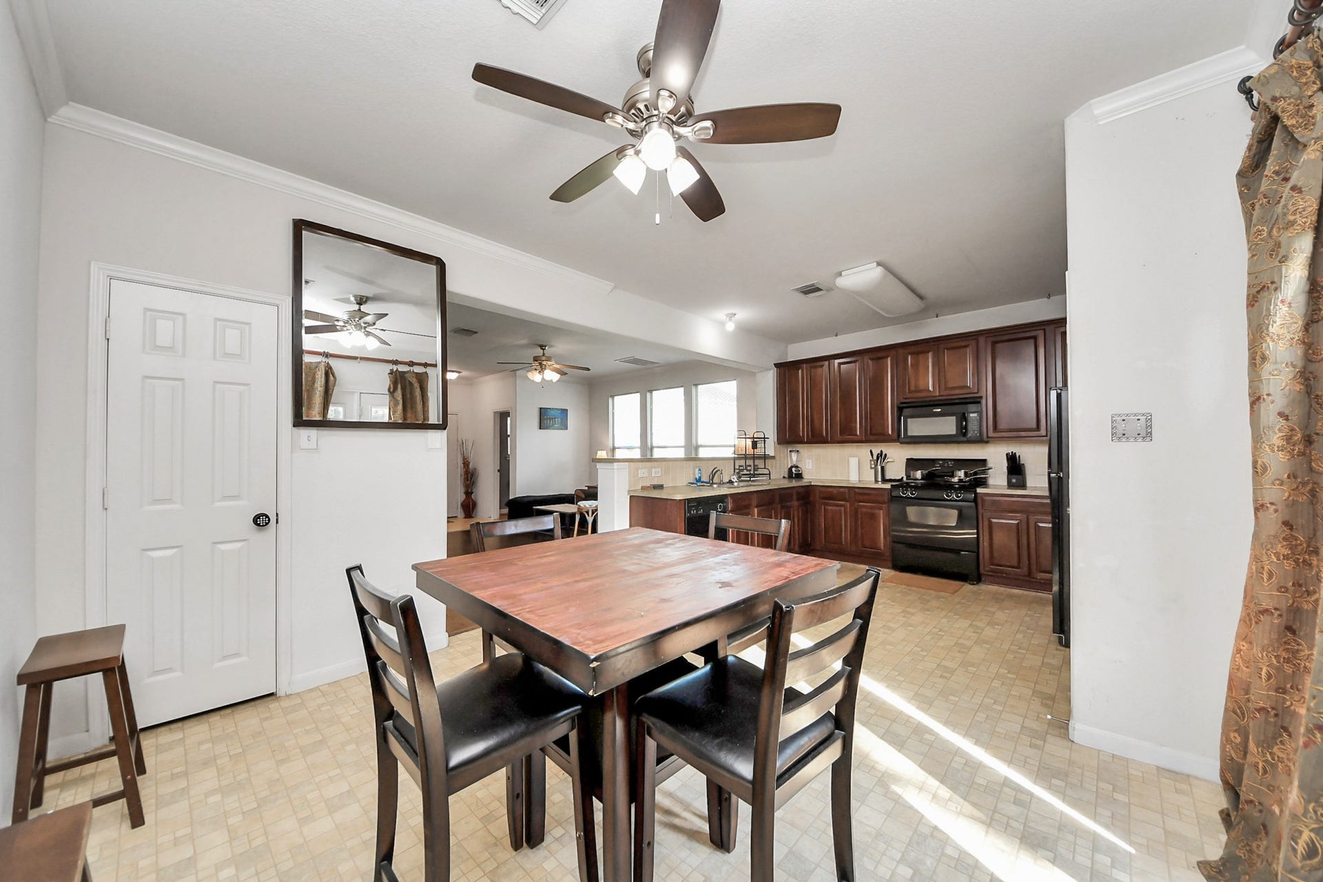 7903 Barnes Ridge Lane, Houston, TX 77072 Dinning Area
