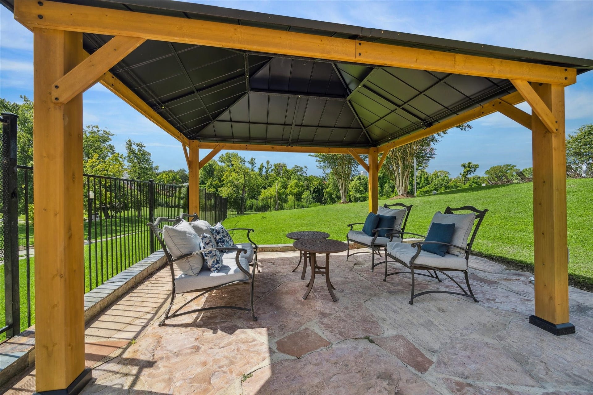 5353 Memorial Drive, #1006, Houston, TX 77007 Cover outdoor sitting by the outdoor kitchens.