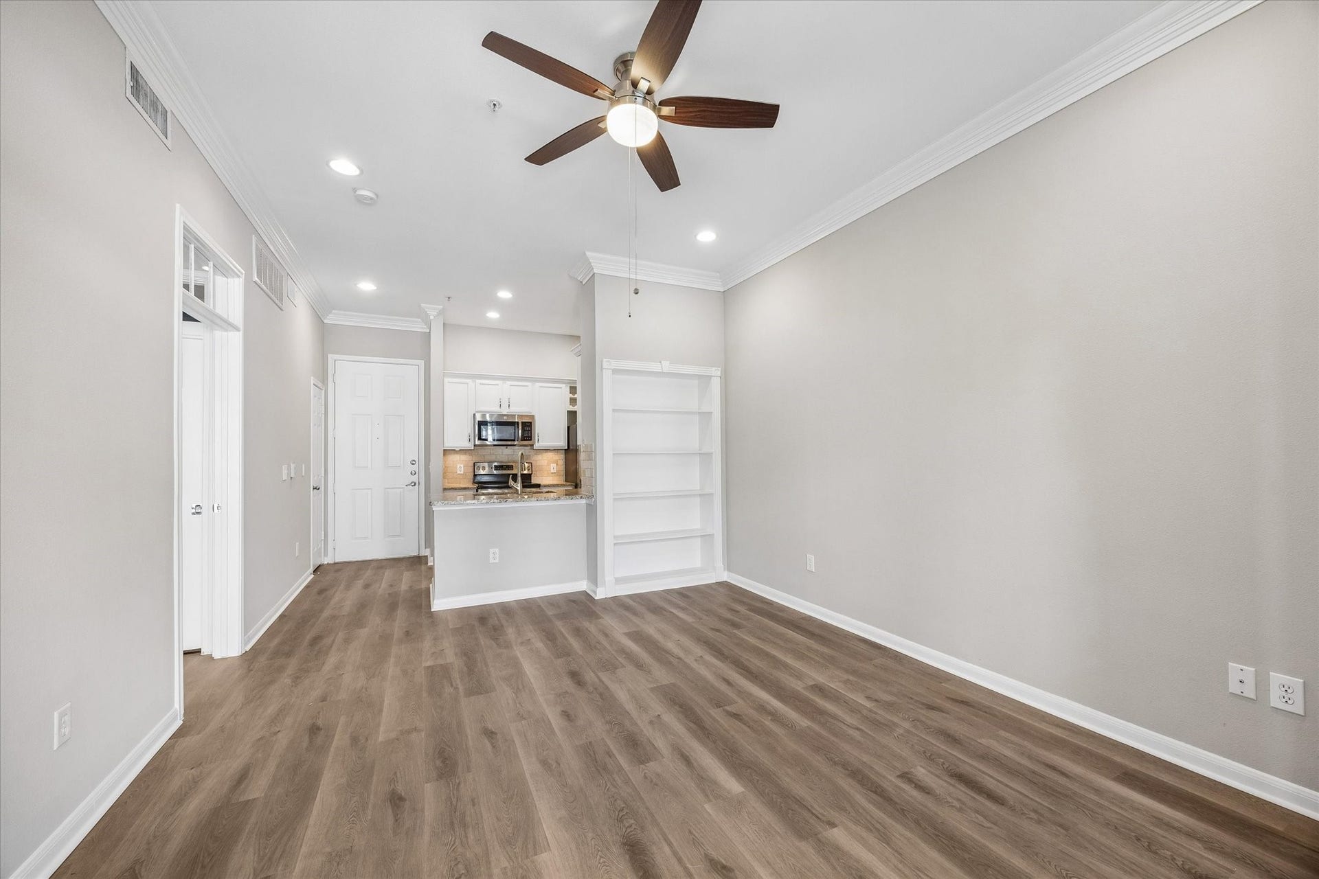 5353 Memorial Drive, #1006, Houston, TX 77007 10 foot ceilings & a built-in bookshelf.