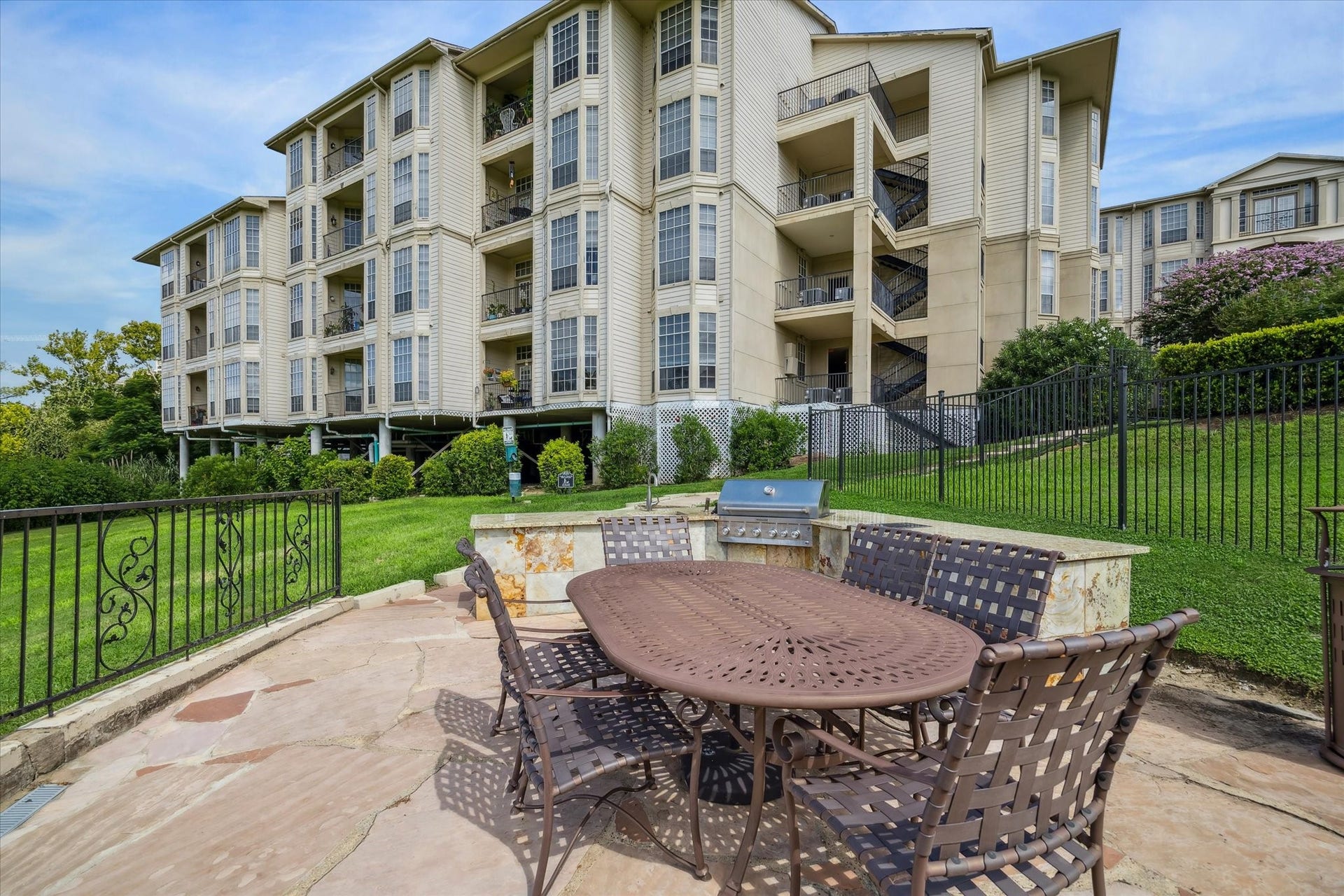 5353 Memorial Drive, #1006, Houston, TX 77007 2 outdoor kitchens with gas grills & sinks.