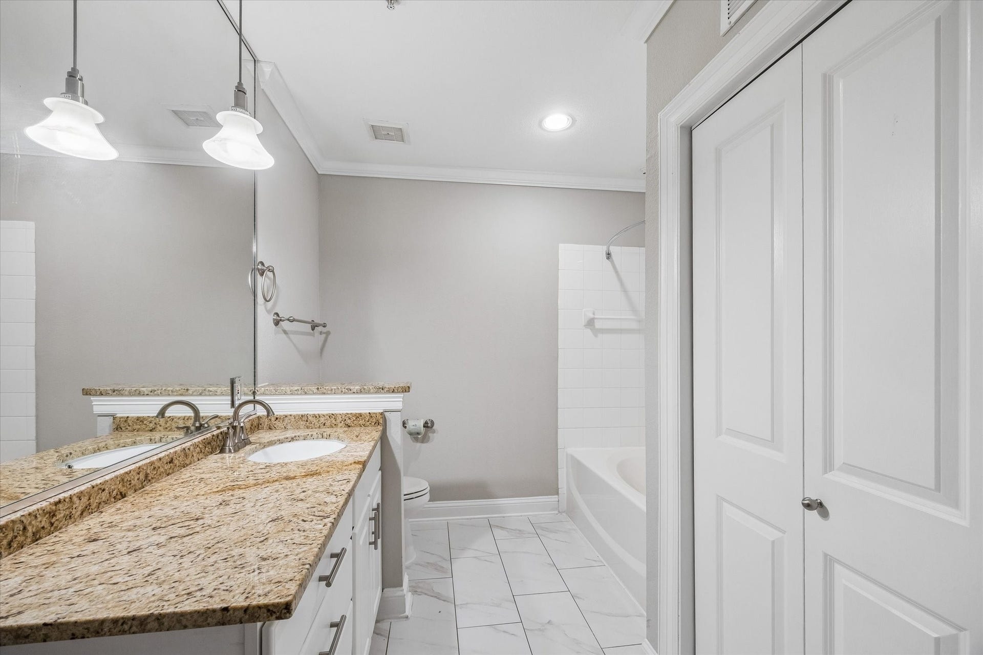 5353 Memorial Drive, #1006, Houston, TX 77007 Spacious bathroom.