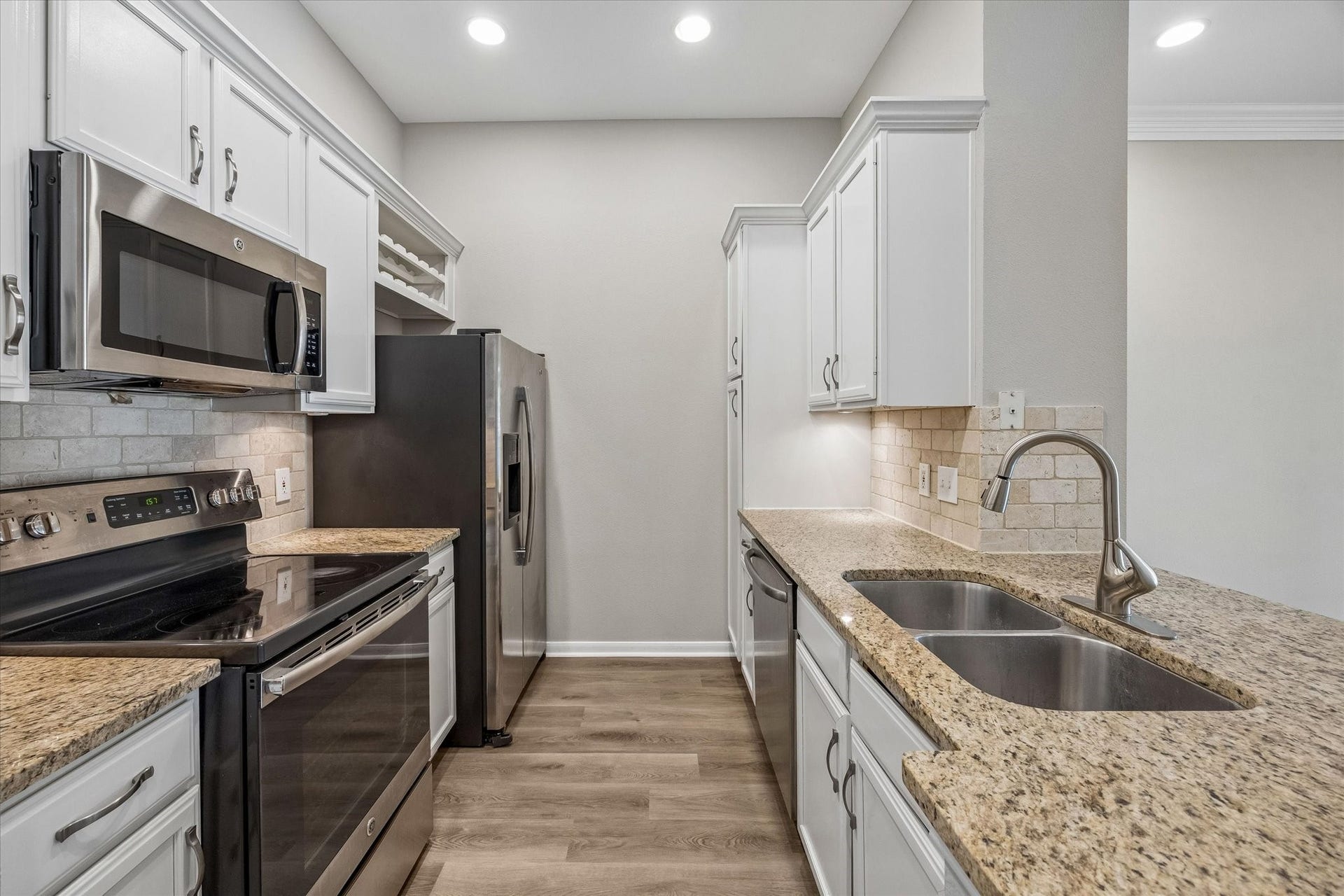5353 Memorial Drive, #1006, Houston, TX 77007 Stainless steel appliances with granite counter tops.