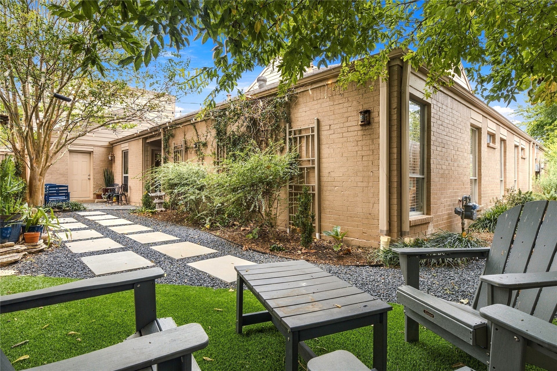 3211 Chris Drive, Houston, TX 77063 Enjoy this stunning outdoor retreat year round.