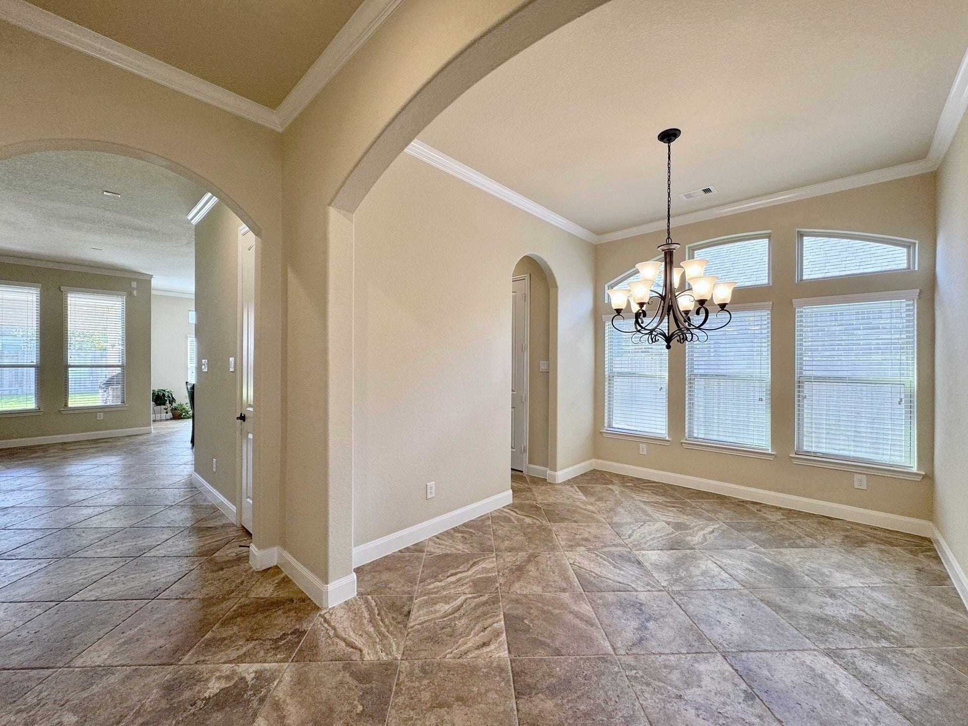 Open floor plan moving into the dining room.