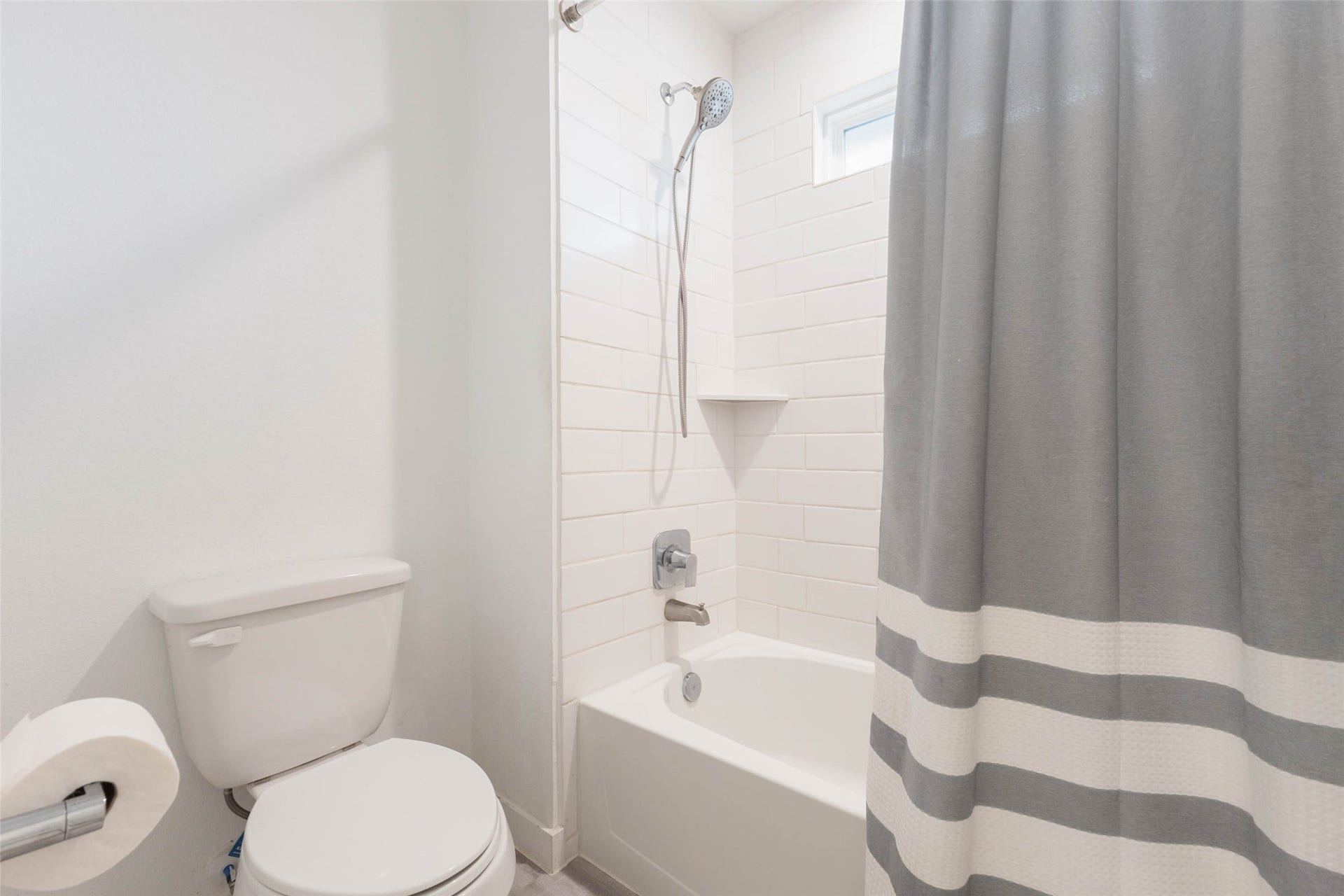 3205 Bello Green Lane, Katy, TX 77493 Upstairs tub and shower