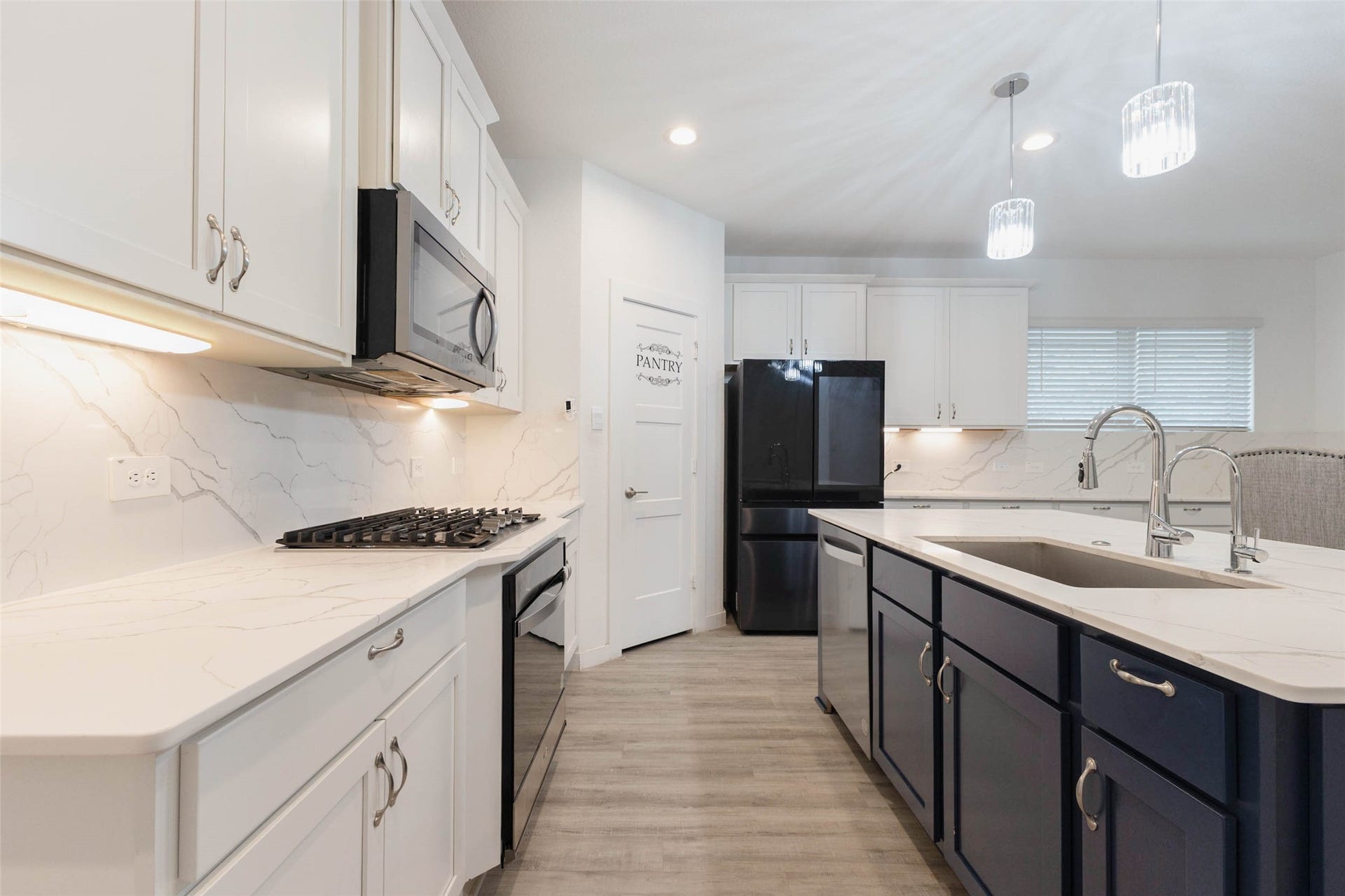 3205 Bello Green Lane, Katy, TX 77493 Kitchen counters and cooktop