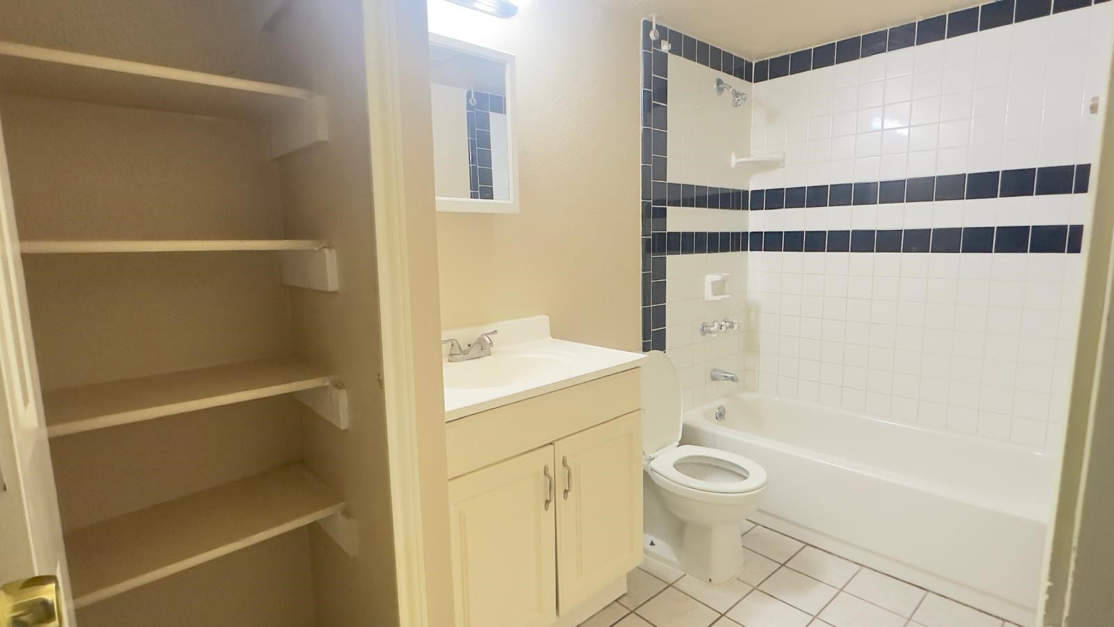 17523 Fieldglen Drive, Houston, TX 77084 Secondary Bathroom