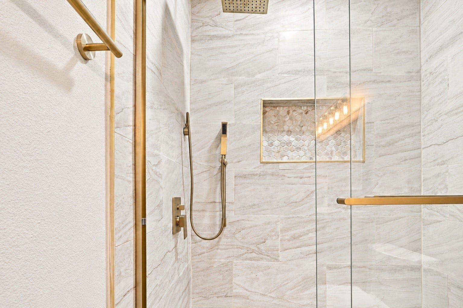 9631 Rannock Way, Spring, TX 77379 Updated Plumbing Fixtures in the walk in shower!
