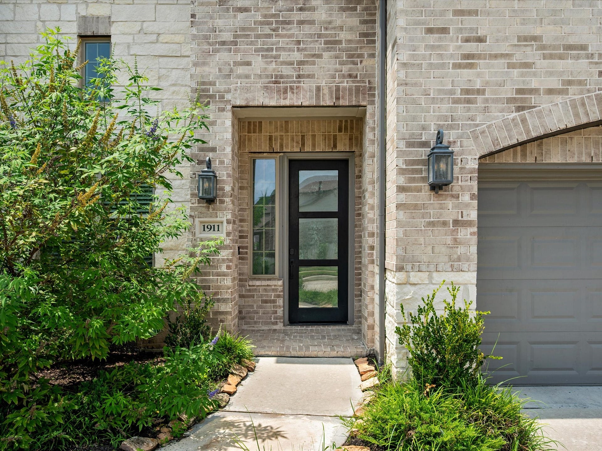1911 Golden Leaf Drive, Missouri City, TX 77459 Elegant front entry framed by stone accents