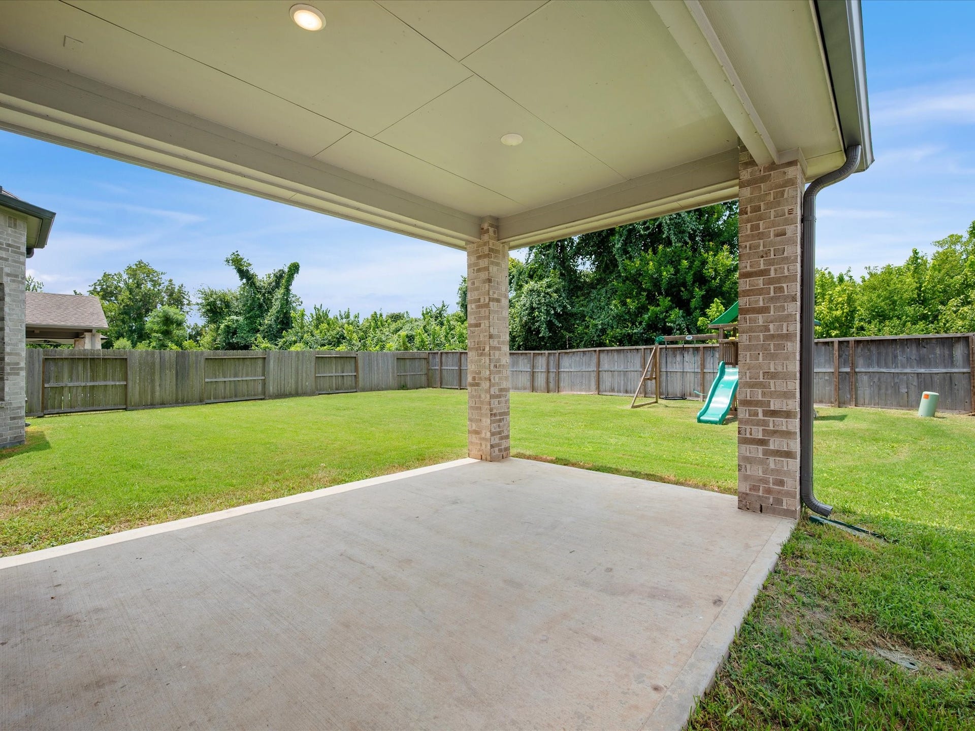 1911 Golden Leaf Drive, Missouri City, TX 77459 Extended covered patio, perfect for outdoor entertaining.