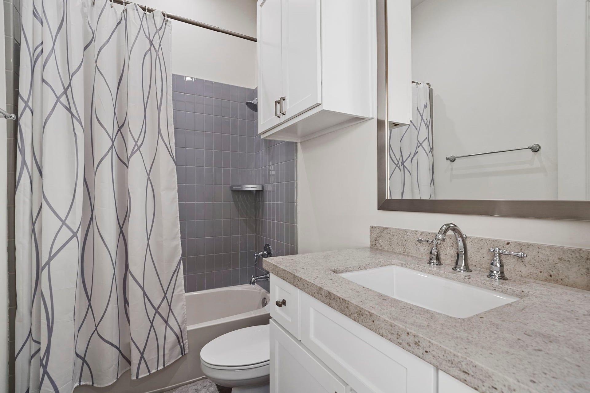 Secondary full bathroom.