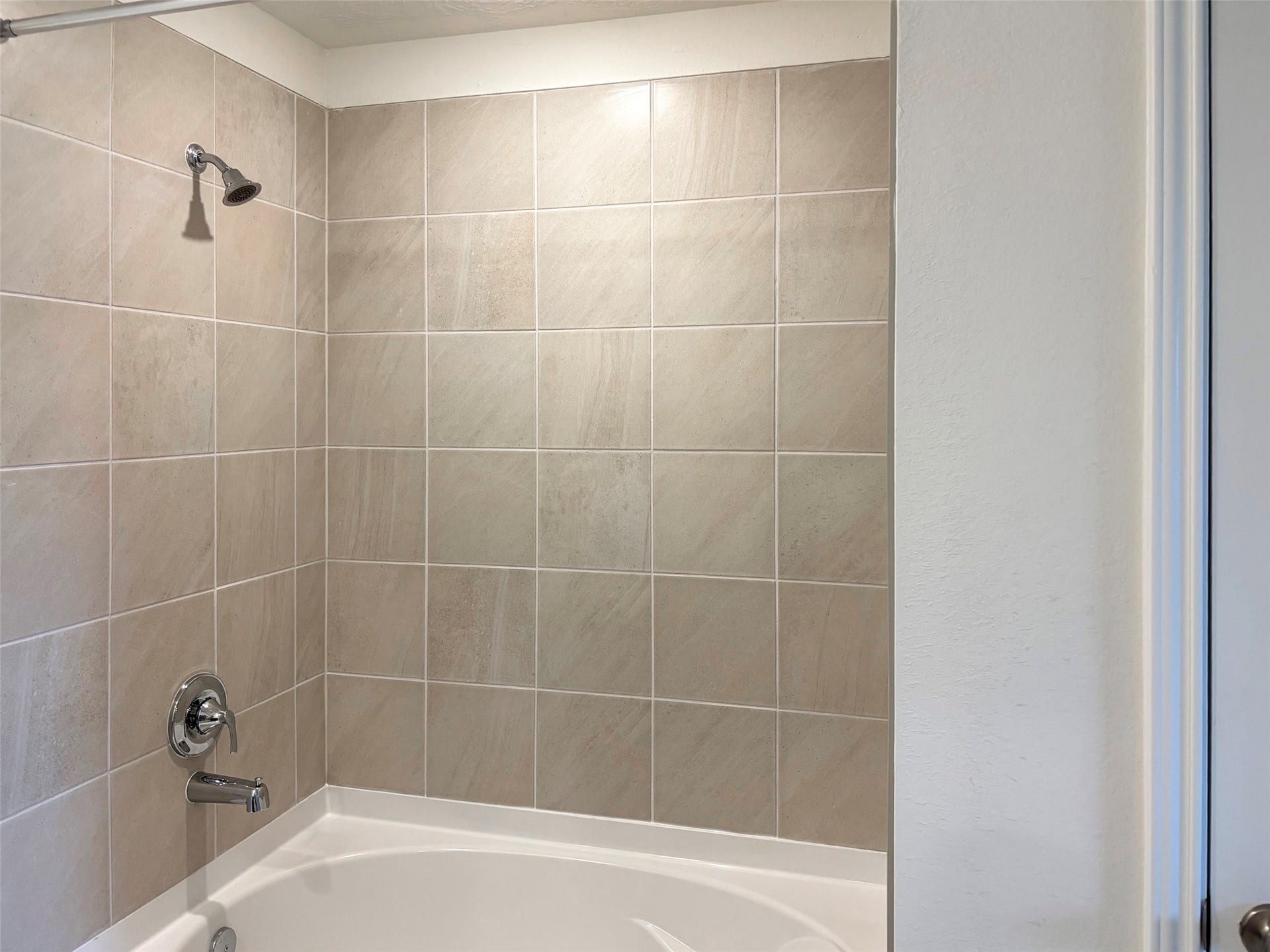 6018 Monte Thomas, Manvel, TX 77578 A large soaking garden tub makes the primary bath a well deserved getaway.