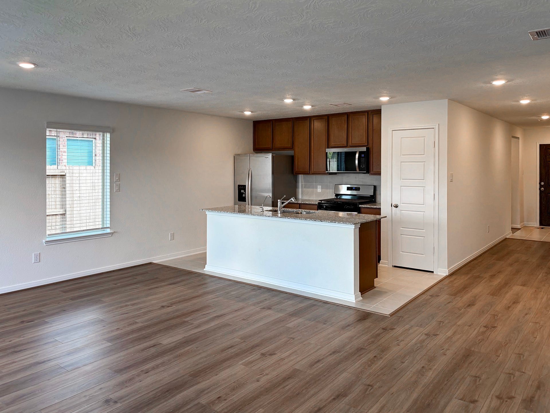 6018 Monte Thomas, Manvel, TX 77578 The house features a large, wide open Living/dining/kitchen area.
