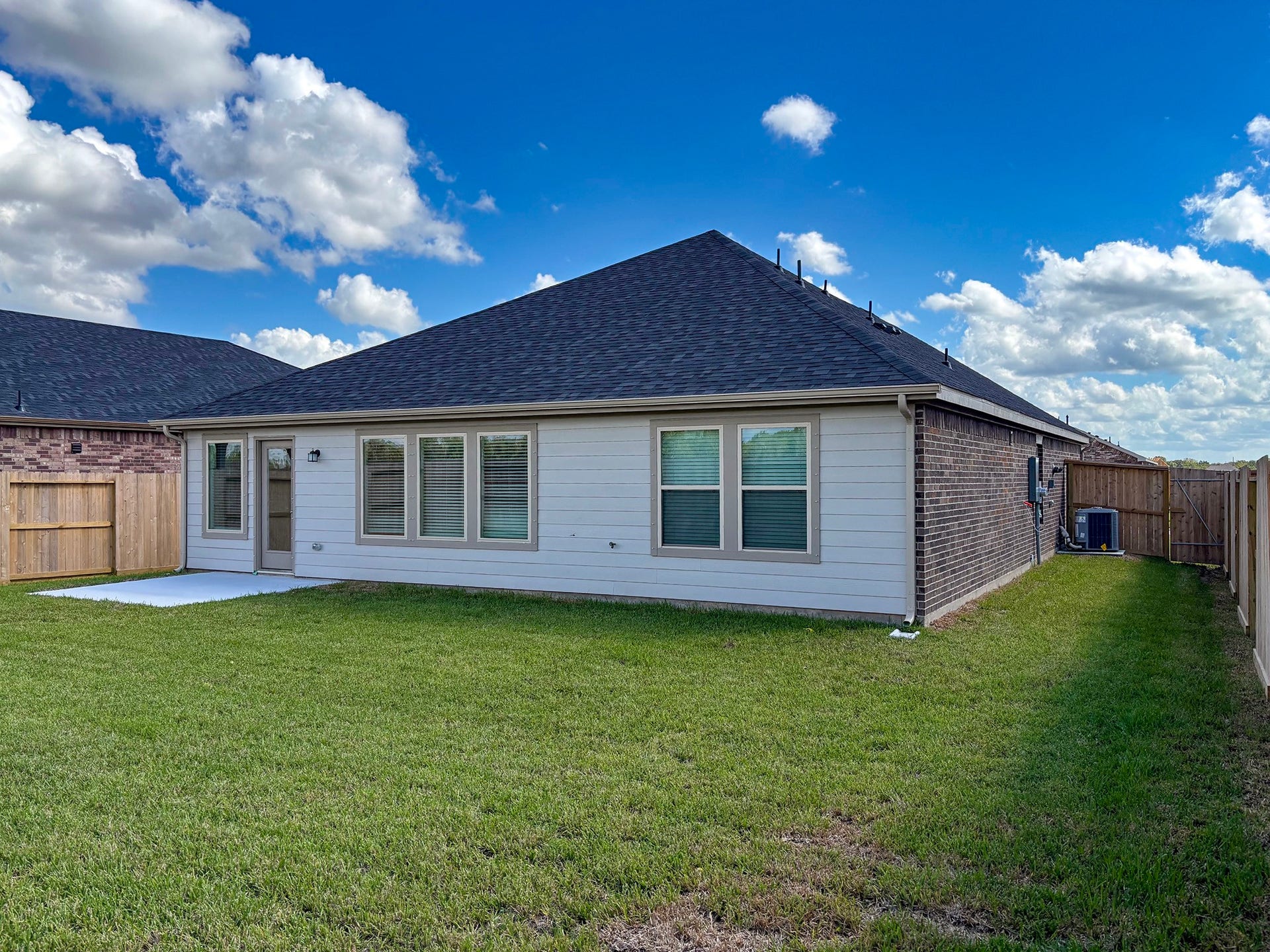 6018 Monte Thomas, Manvel, TX 77578 A spacious backyard for all sorts of fun.