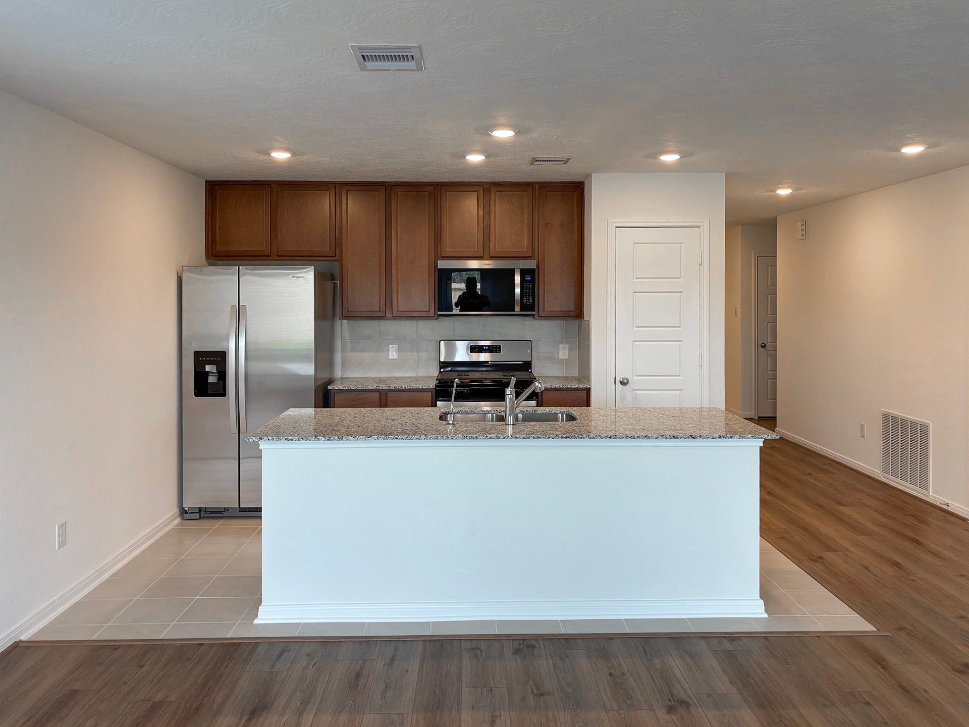 6018 Monte Thomas, Manvel, TX 77578 This great kitchen has a gas stove and oven ready for your cooking skills!