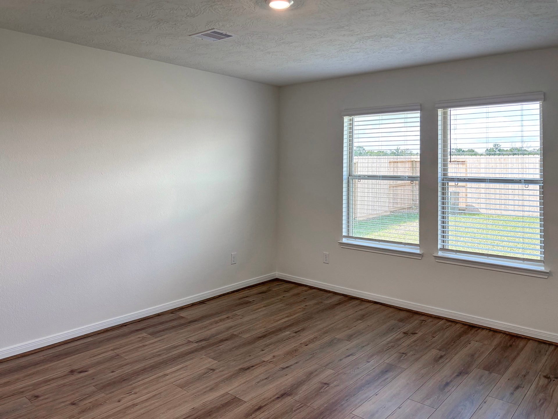 6018 Monte Thomas, Manvel, TX 77578 The large primary bedroom will easily accommodate a king size bed and additional furniture.