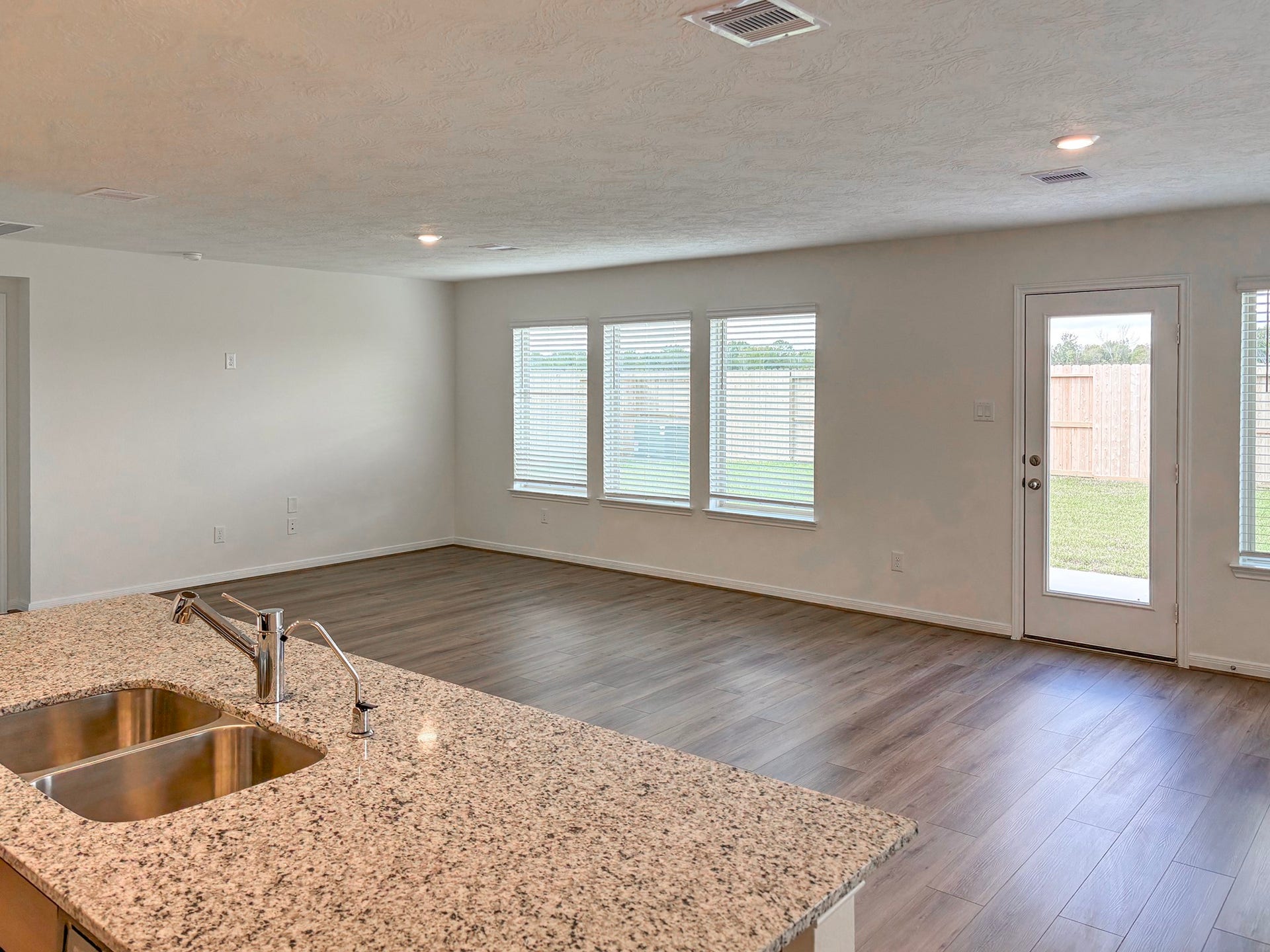 6018 Monte Thomas, Manvel, TX 77578 Great space and tons of natural light in this large main room.