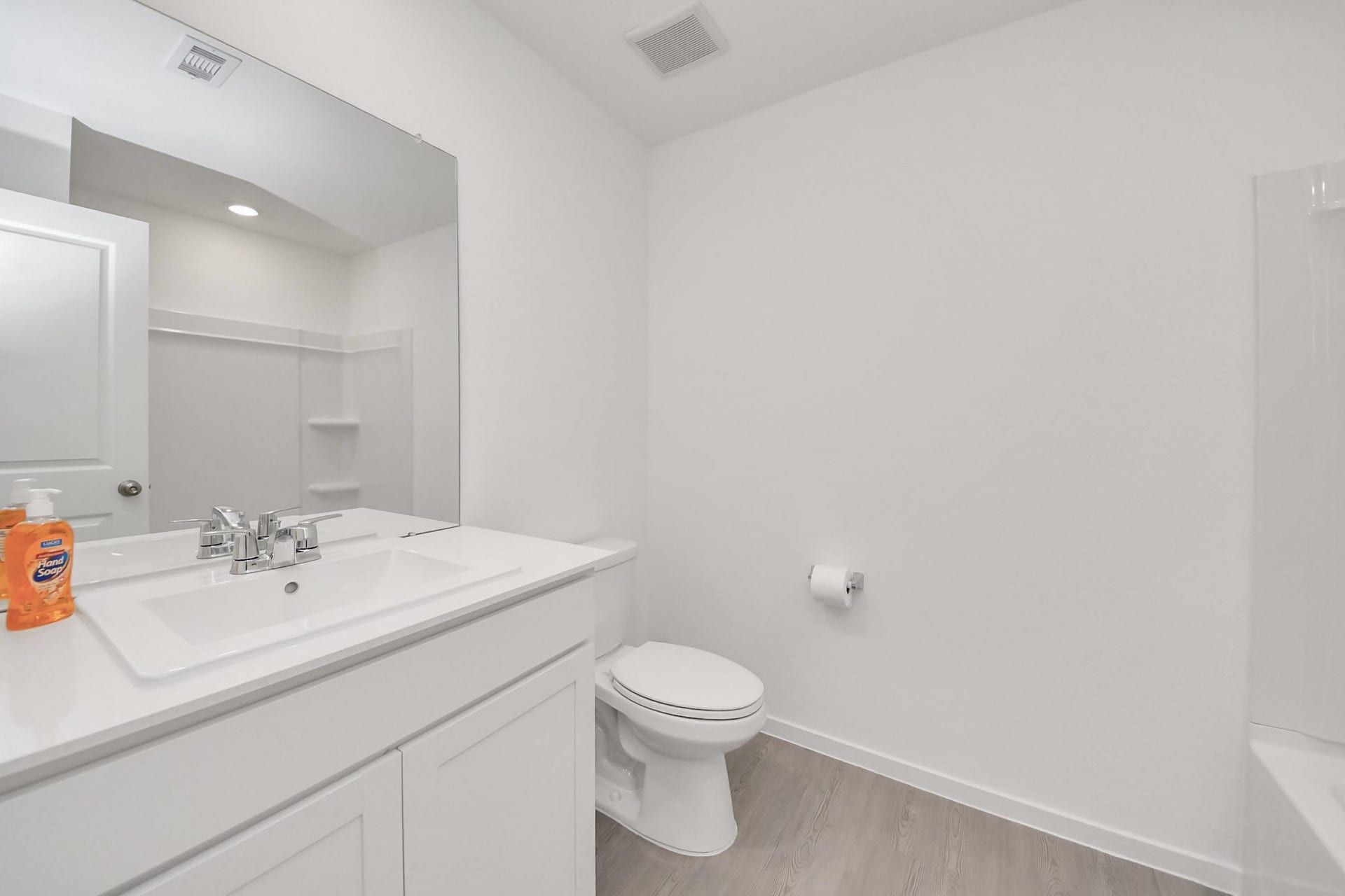 3096 Sunset Glory Drive, Katy, TX 77493 Discover the bright and modern secondary bathroom, featuring a sleek tub perfect for relaxation.