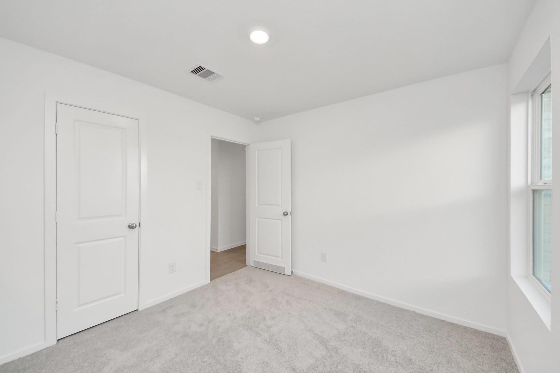 3096 Sunset Glory Drive, Katy, TX 77493 Discover the bright and inviting Bedroom 4, featuring soft carpet, ample natural light, and a clean modern design, perfect for relaxation and comfort.