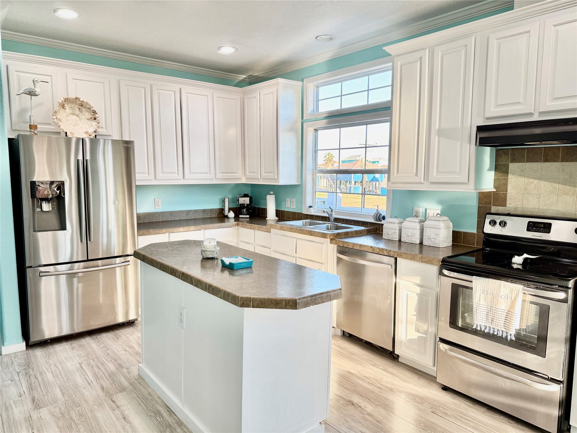 981 Nassau Drive, Crystal Beach, TX 77650 Kitchen with island