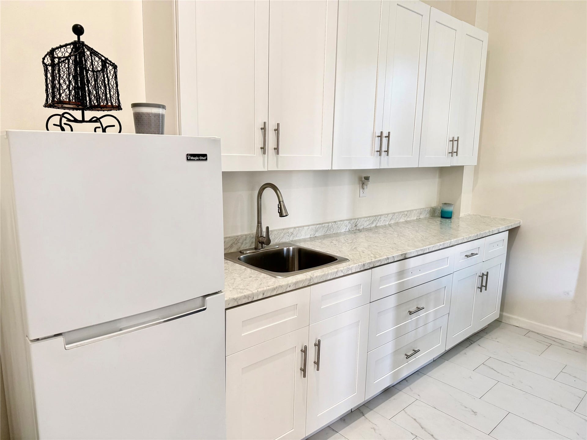 981 Nassau Drive, Crystal Beach, TX 77650 Guest room has kitchen countertops