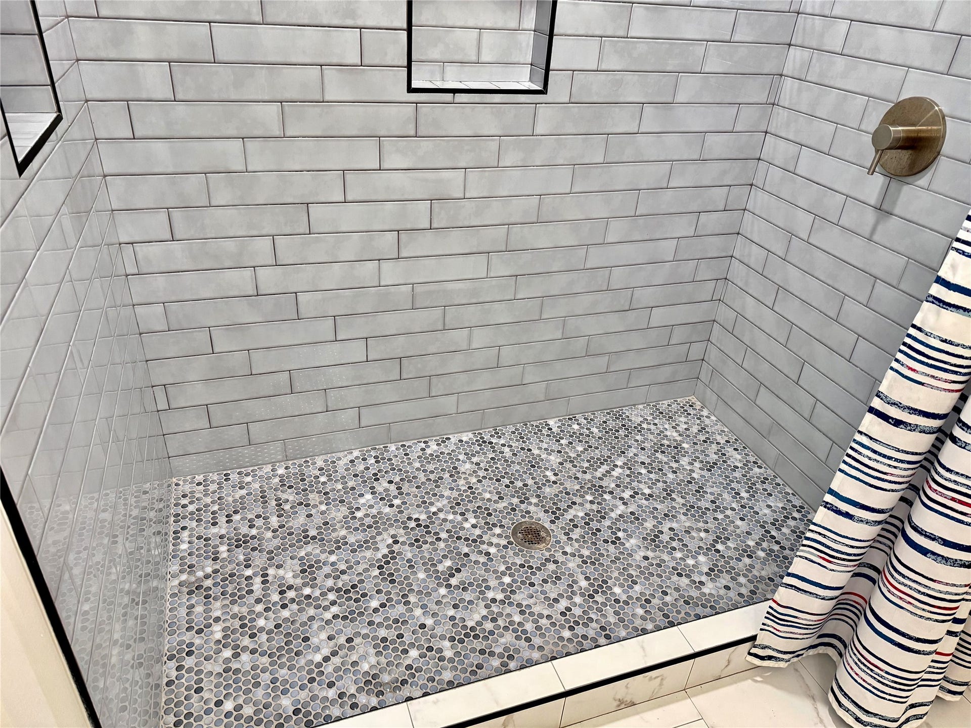 981 Nassau Drive, Crystal Beach, TX 77650 Guest standing up shower