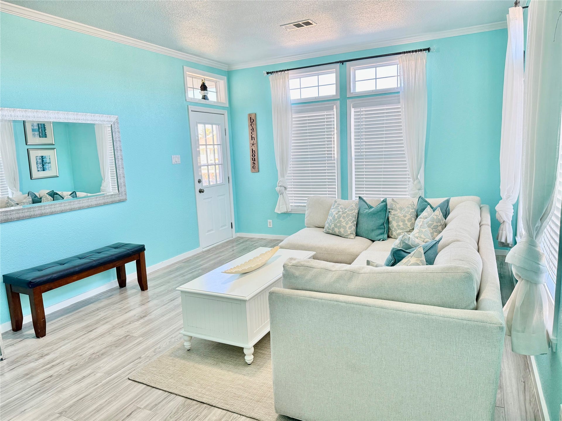 981 Nassau Drive, Crystal Beach, TX 77650 Living room