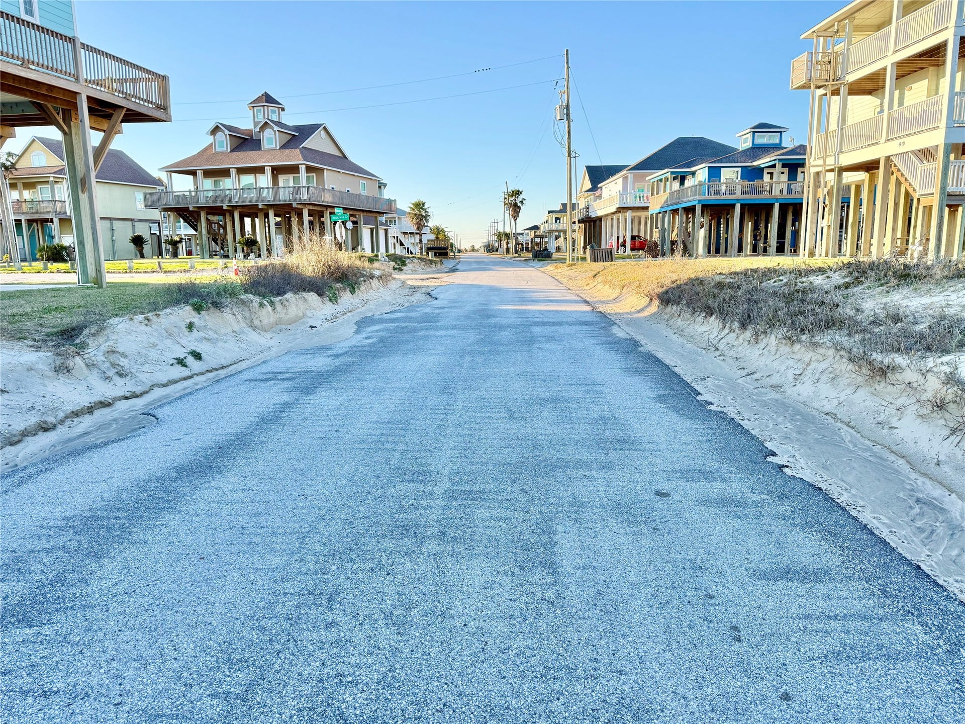 981 Nassau Drive, Crystal Beach, TX 77650 Walking distance to the beach