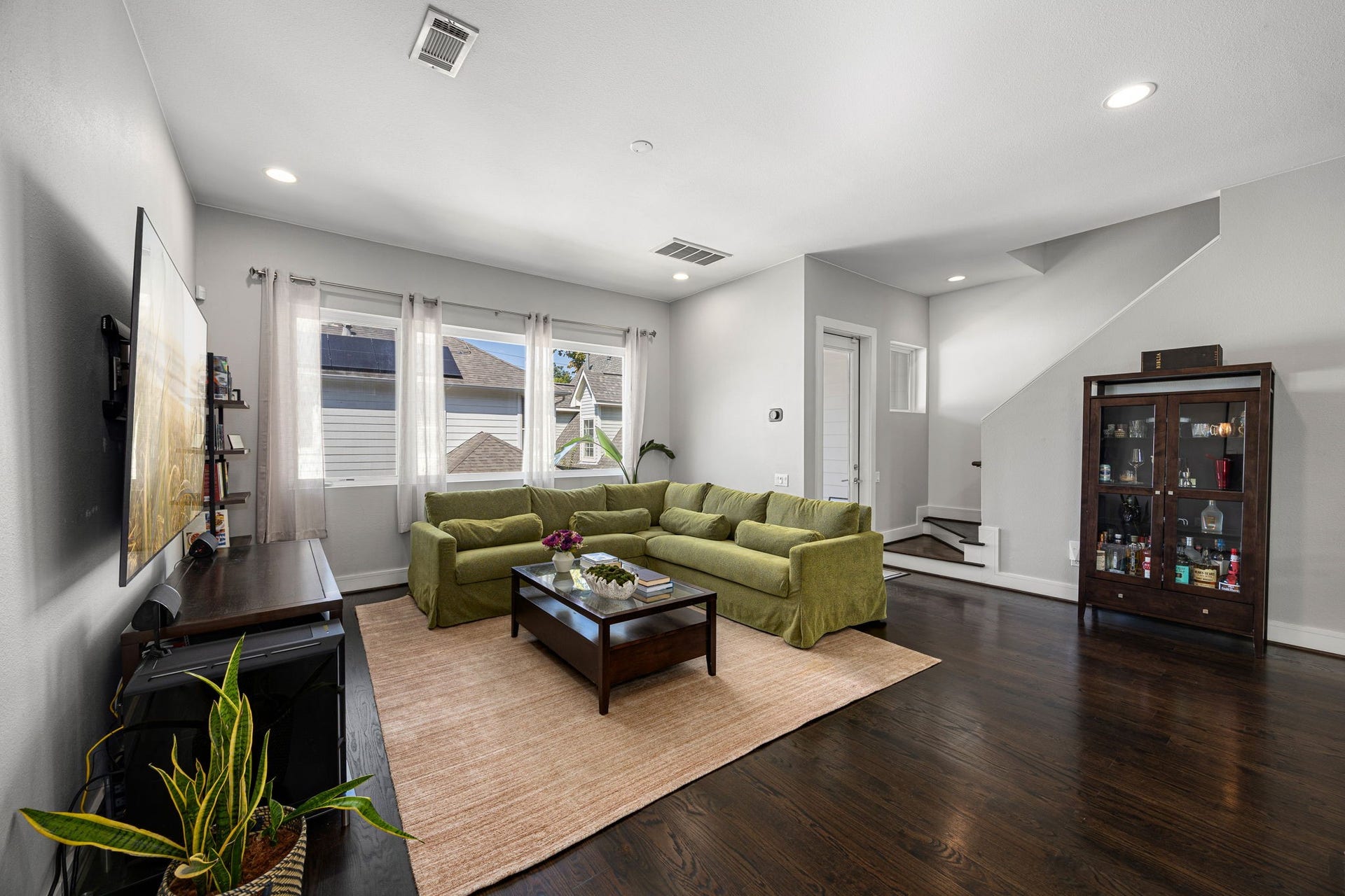1232 W 24th Street, #H, Houston, TX 77008 Spacious Living Room