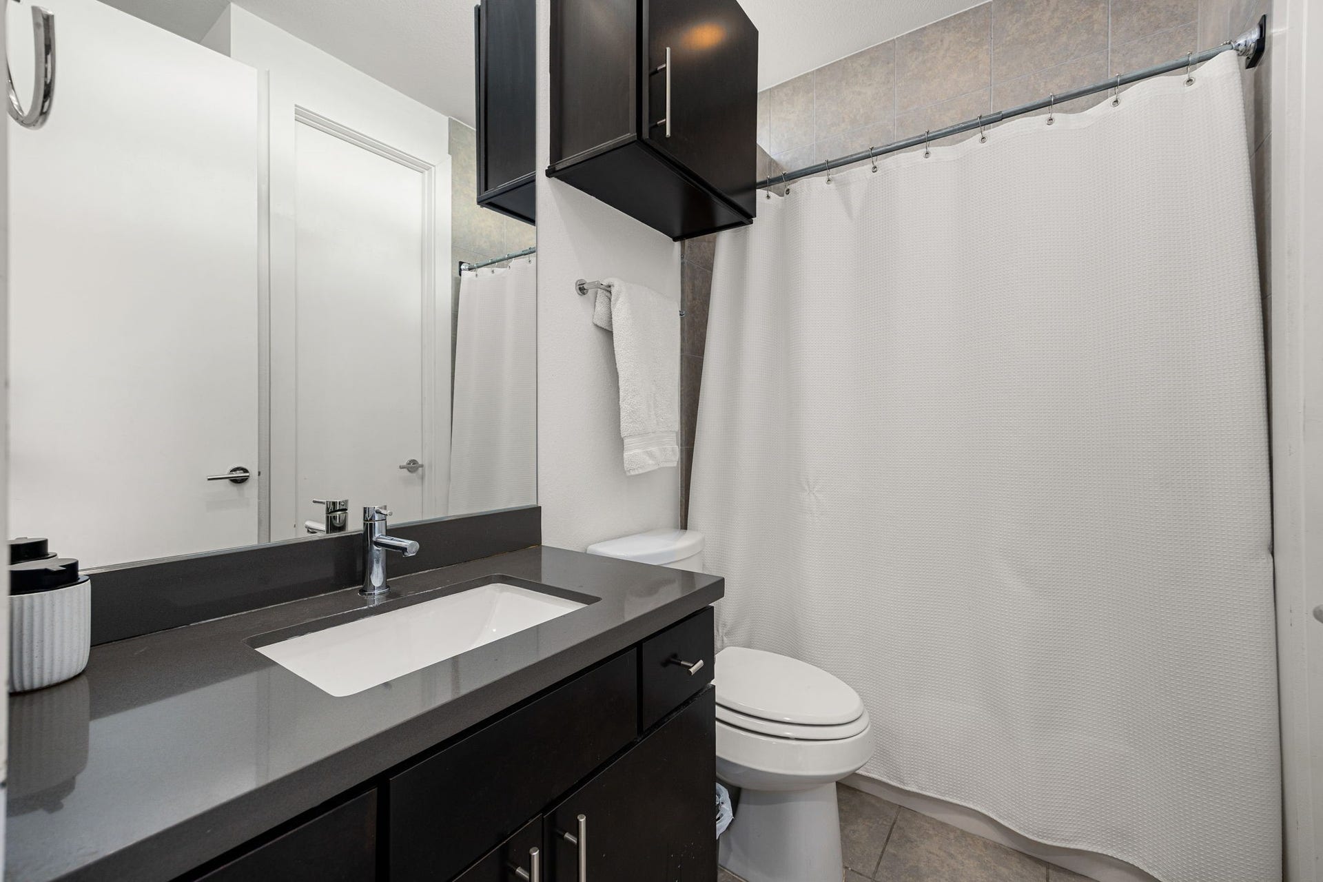 1232 W 24th Street, #H, Houston, TX 77008 Secondary Bathroom