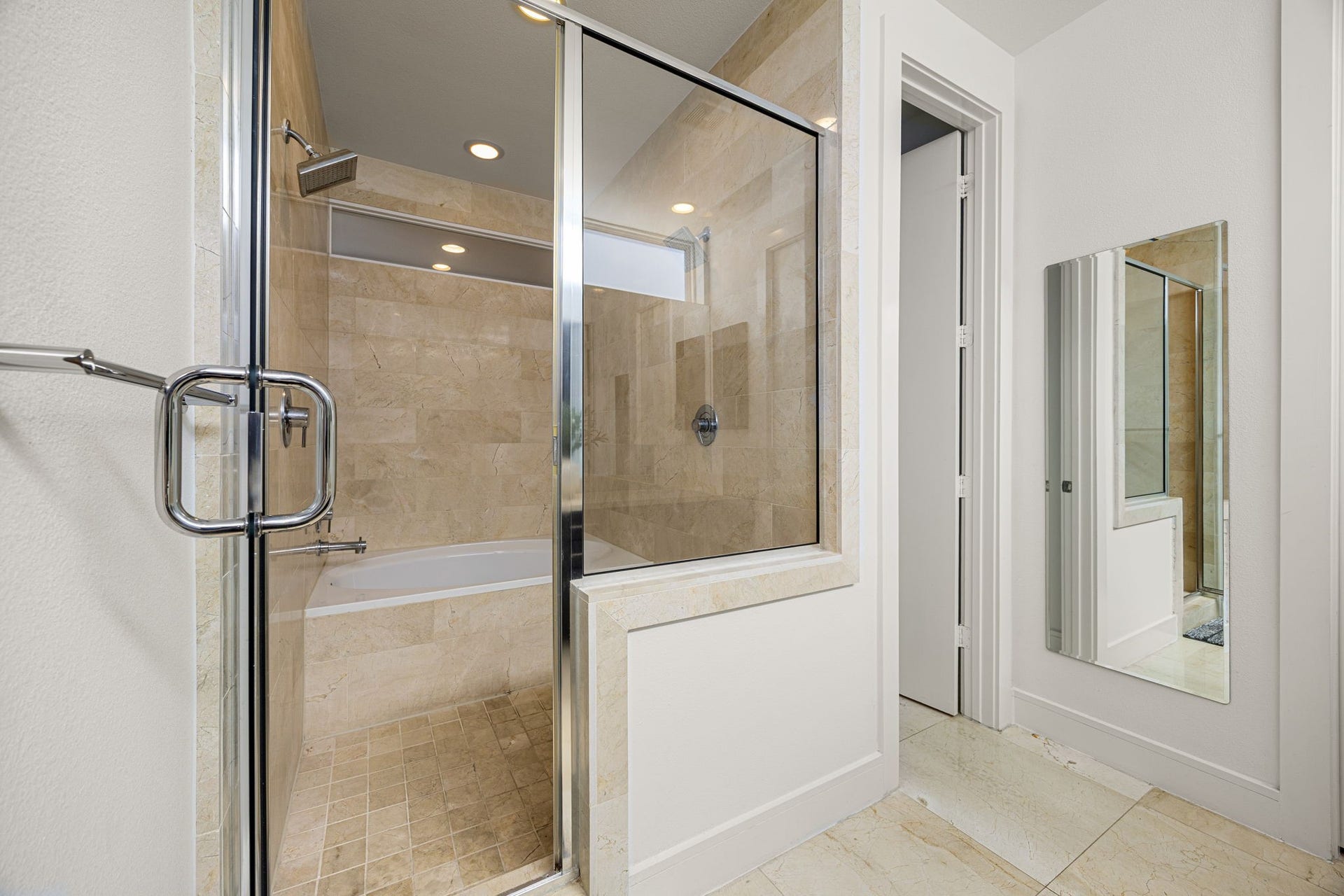 1232 W 24th Street, #H, Houston, TX 77008 Primary Bath