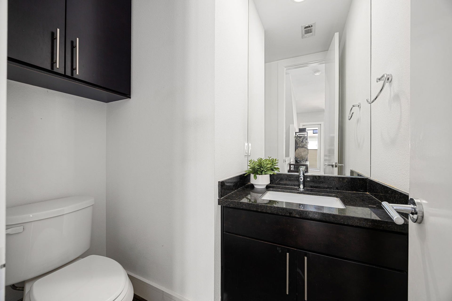 1232 W 24th Street, #H, Houston, TX 77008 Powder Room