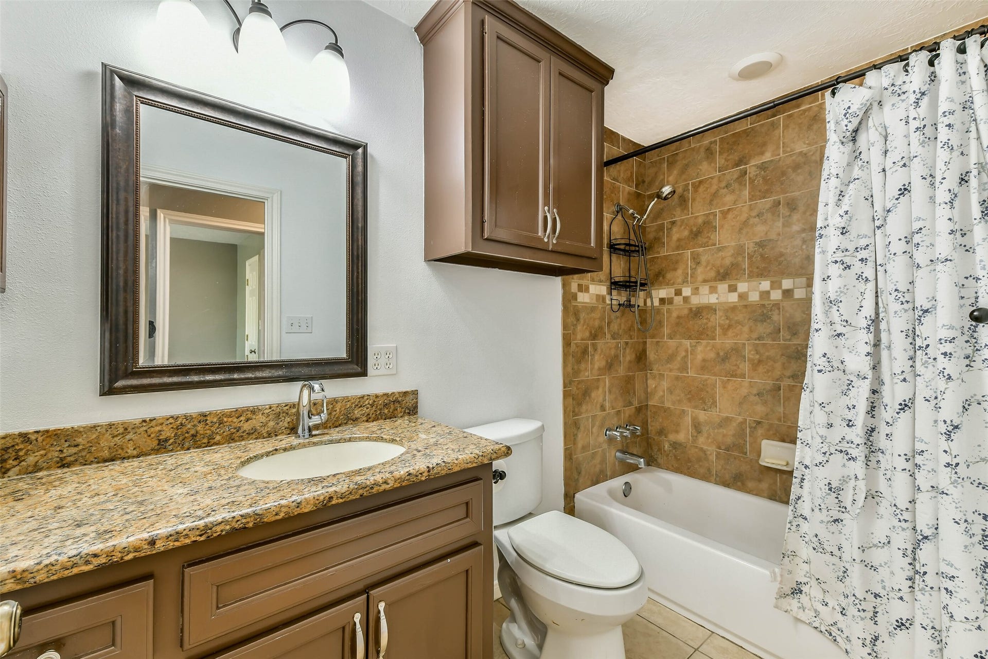 2501 Gulf Freeway, #243D, Dickinson, TX 77539 Full bathroom