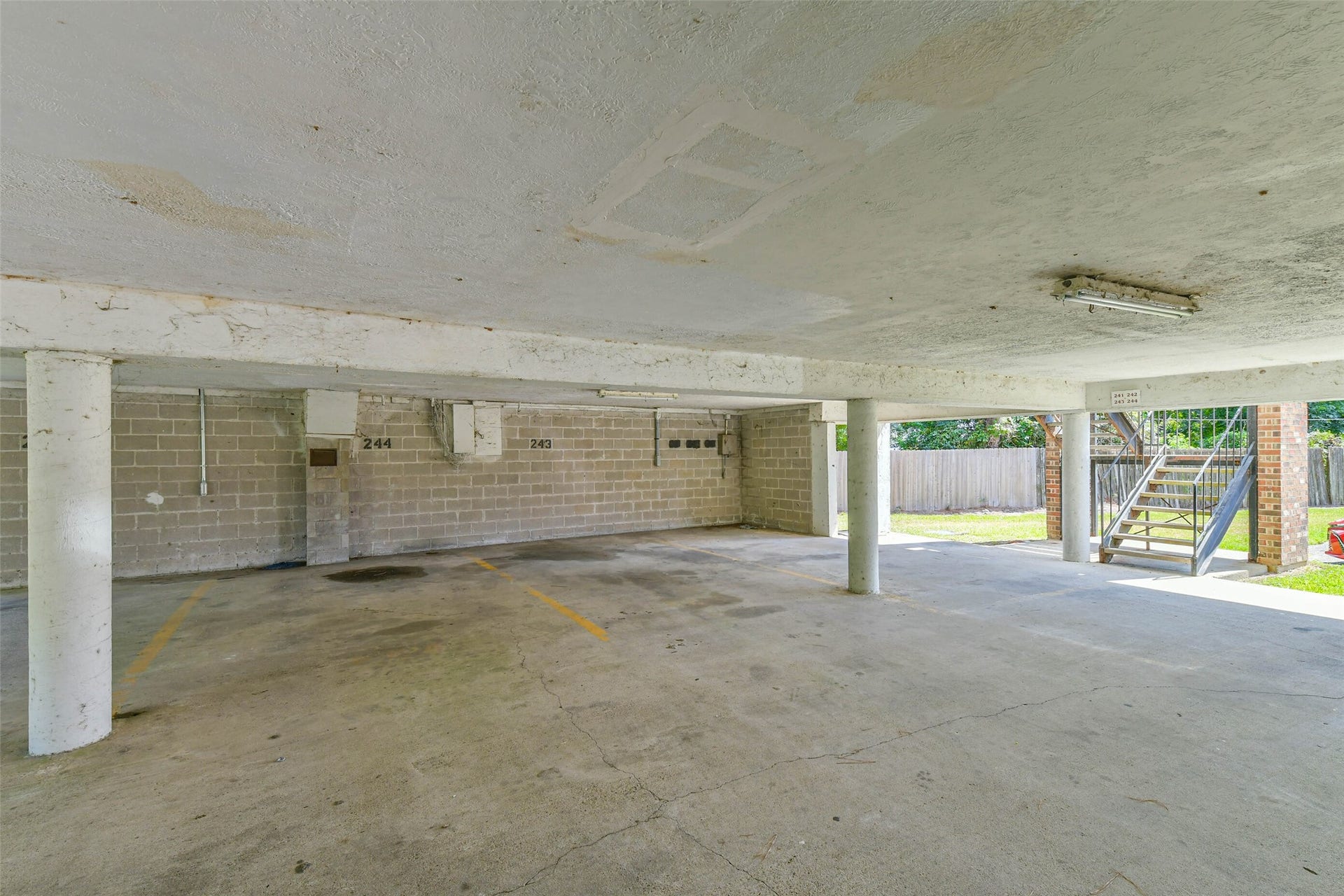 2501 Gulf Freeway, #243D, Dickinson, TX 77539 Covered parking space