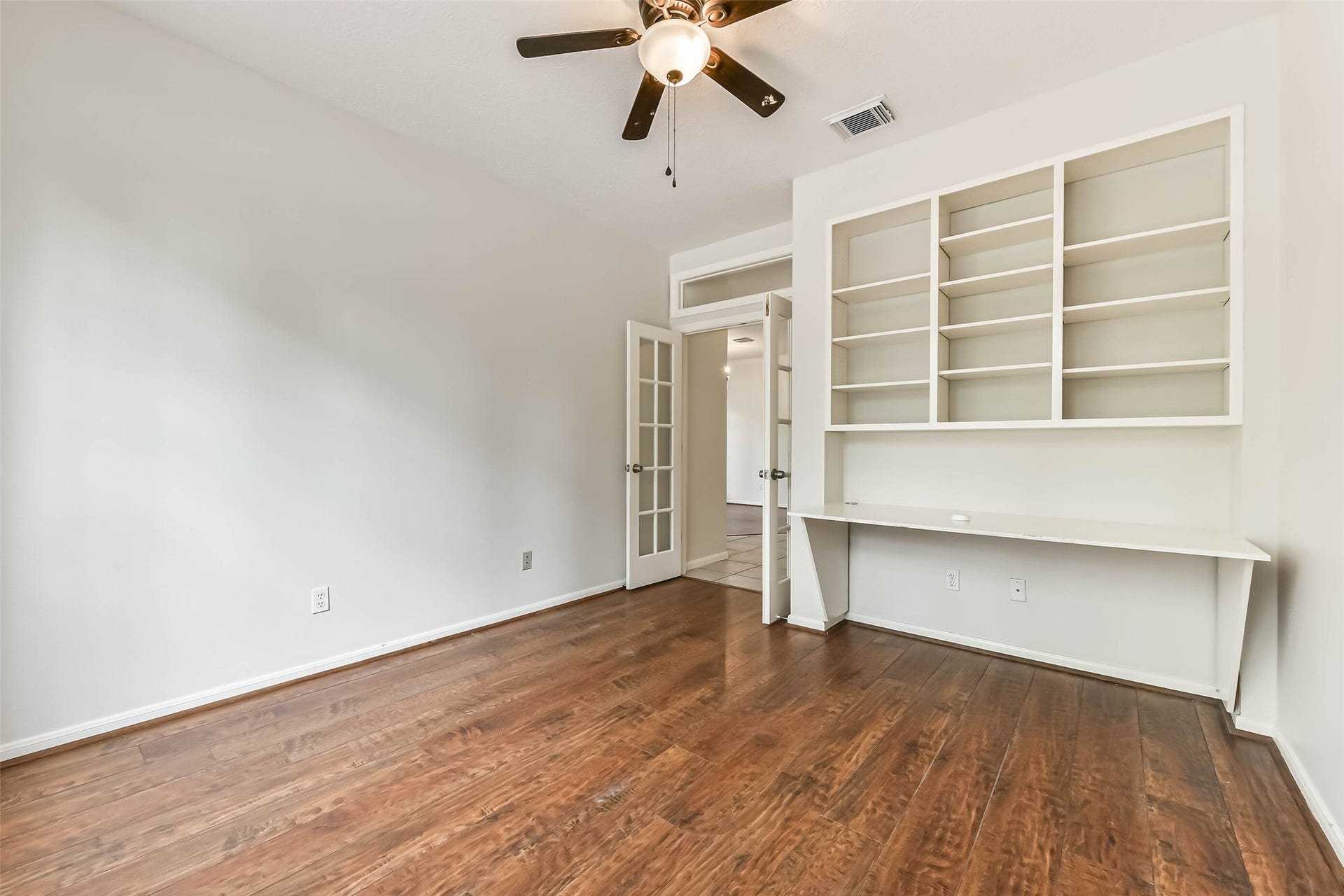 Bring your books, ideas and daily plansthis study already offers a built-in desk and generous shelving to help organize them. Create a home office, personal library or hobby space, with room for additional seating to make it your own.