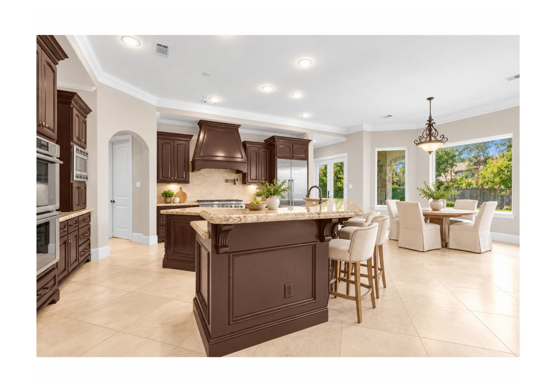 Spacious, bright & airy kitchen!