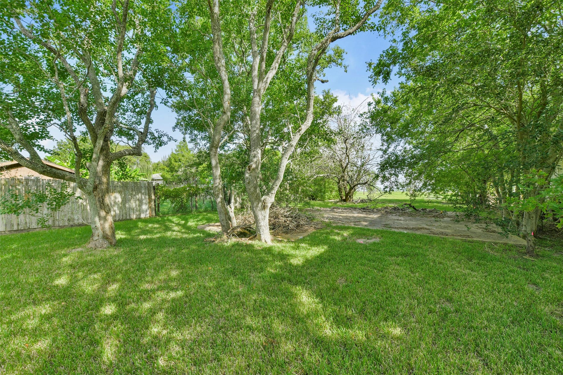 2480 E East Bayshore Drive, San Leon, TX 77539 2480 E East Bayshore Drive, San Leon, TX 77539