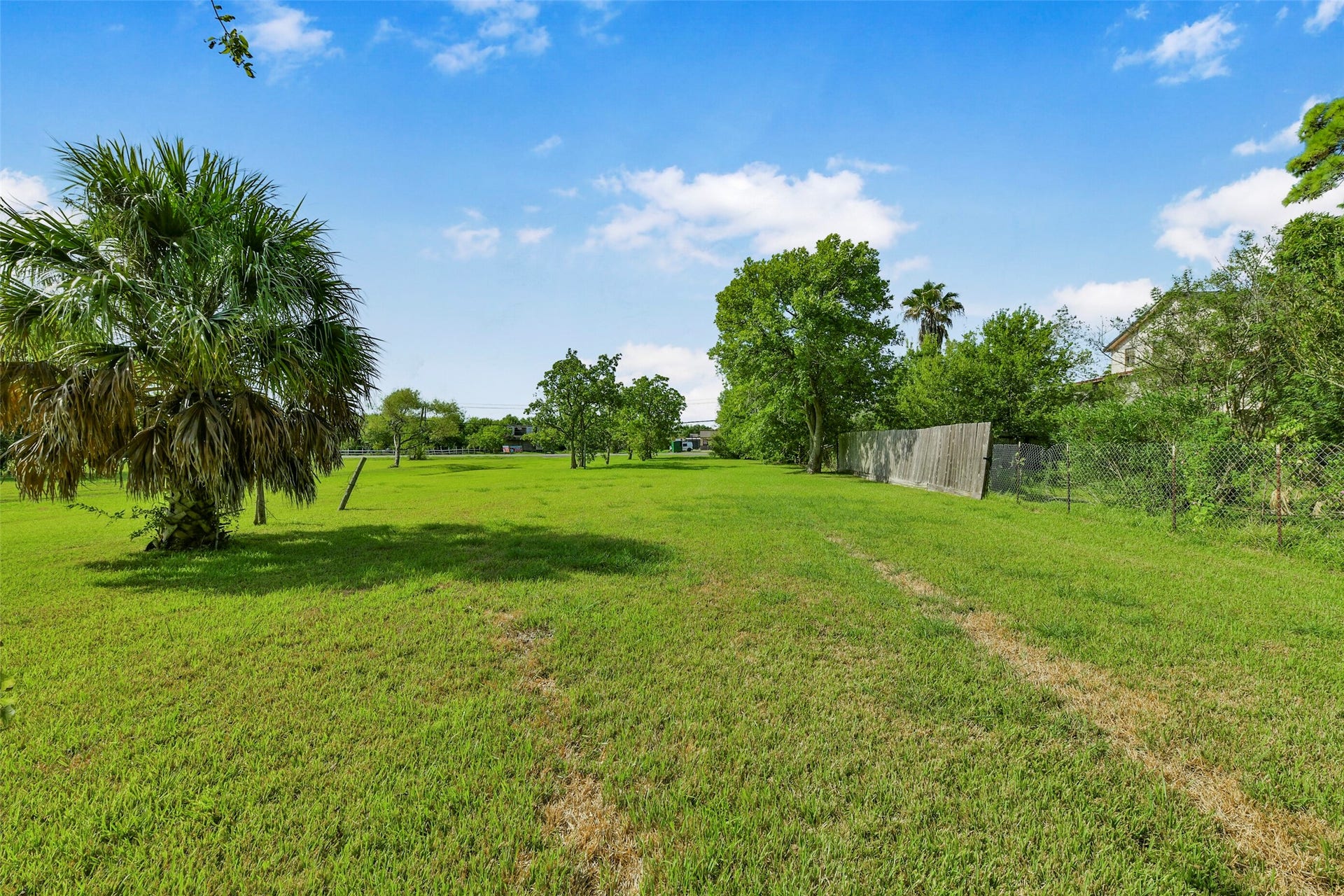 2480 E East Bayshore Drive, San Leon, TX 77539 2480 E East Bayshore Drive, San Leon, TX 77539